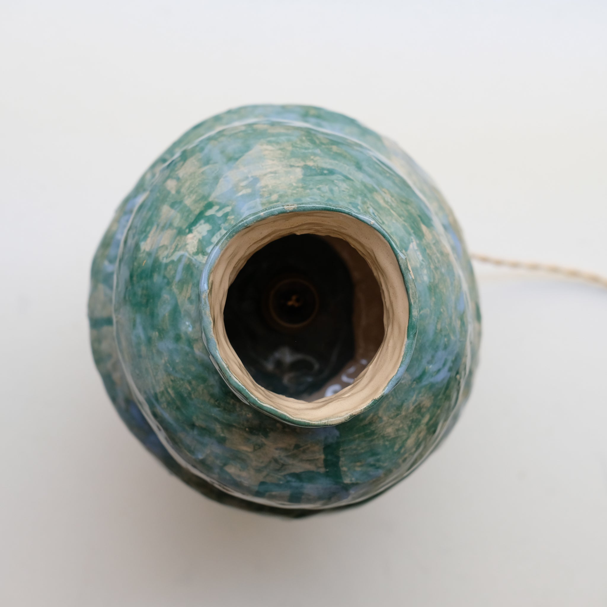 Lampe en faïence H44cm -  vert bleu de Samantha Kerdine pour Brutal Ceramics