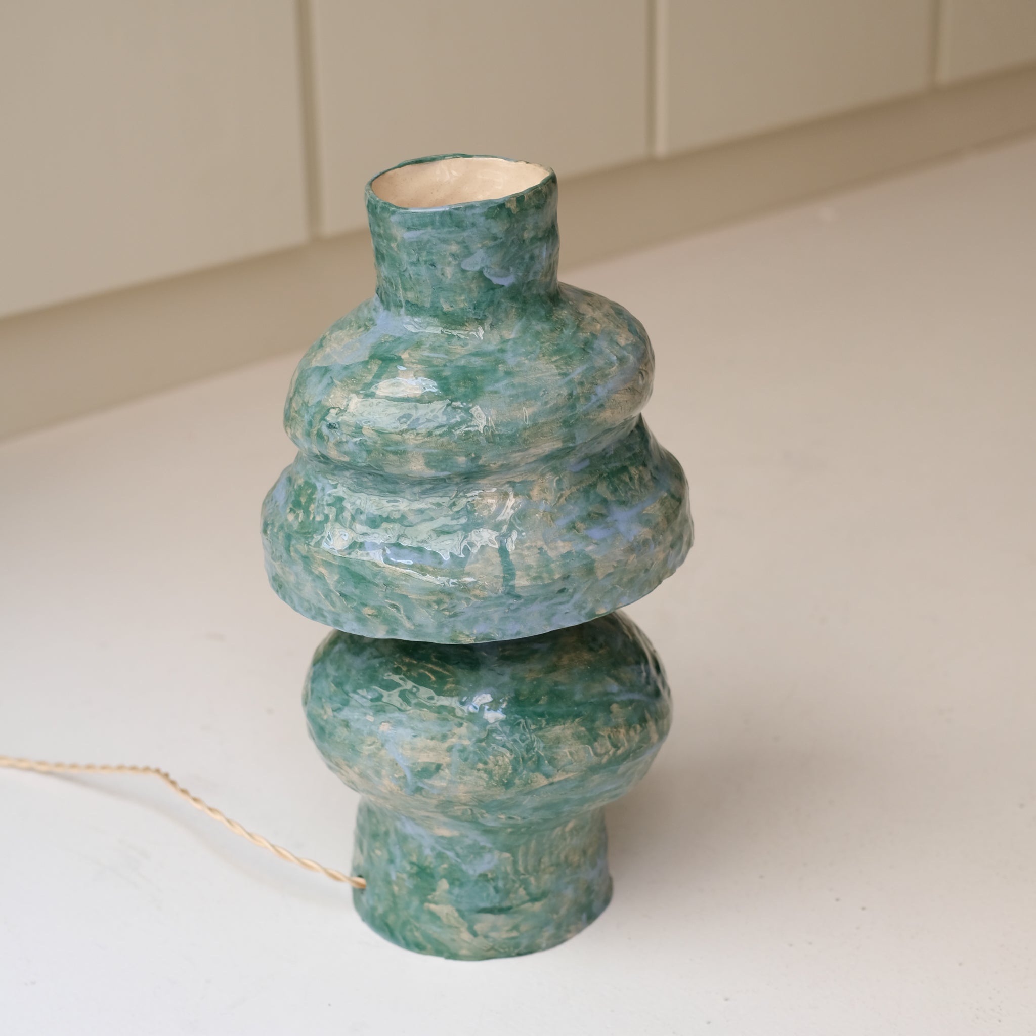 Lampe en faïence H44cm -  vert bleu de Samantha Kerdine pour Brutal Ceramics