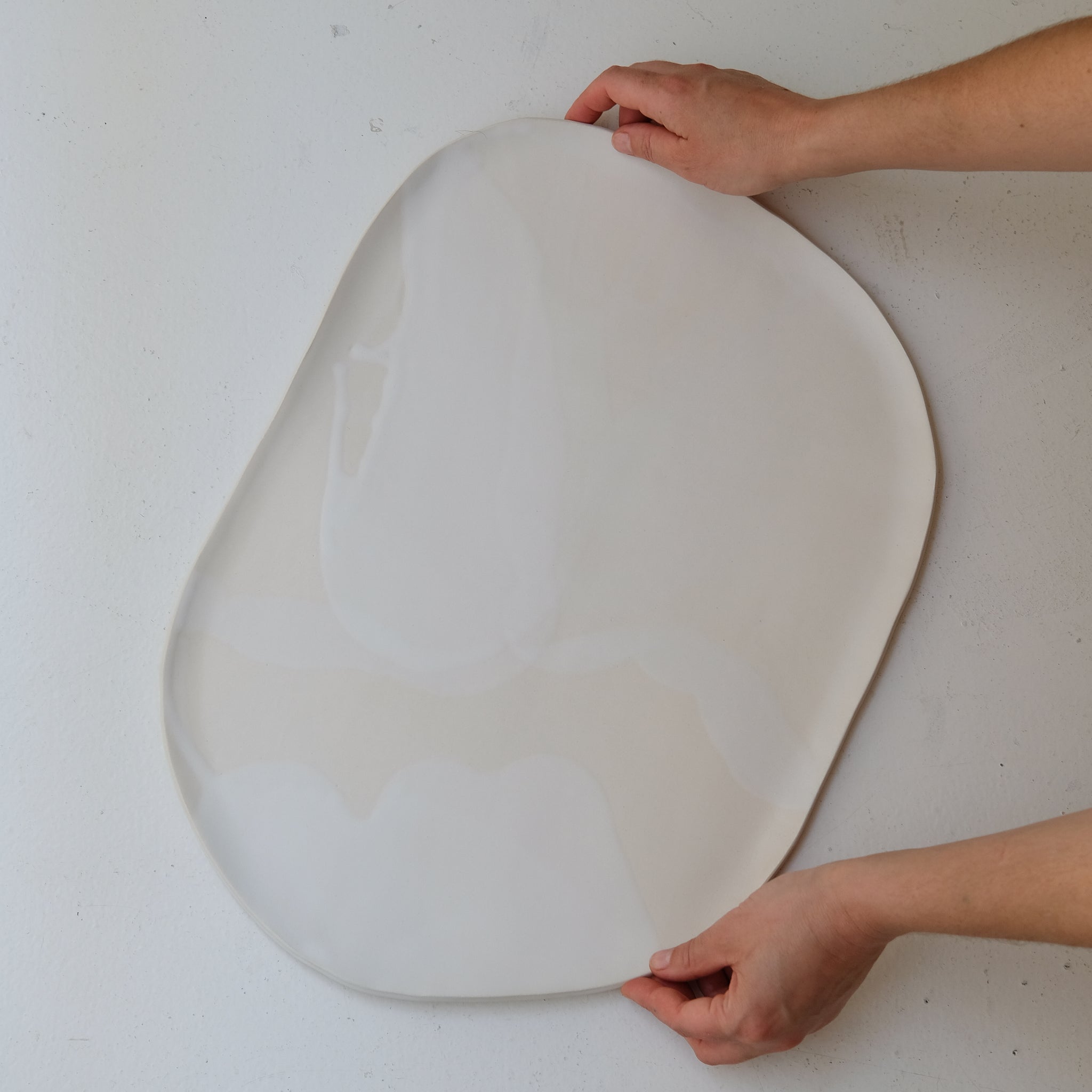 Plat organique en grès blanc L 47cm - blanc et beige de studio des rosiers chez Brutal Ceramics