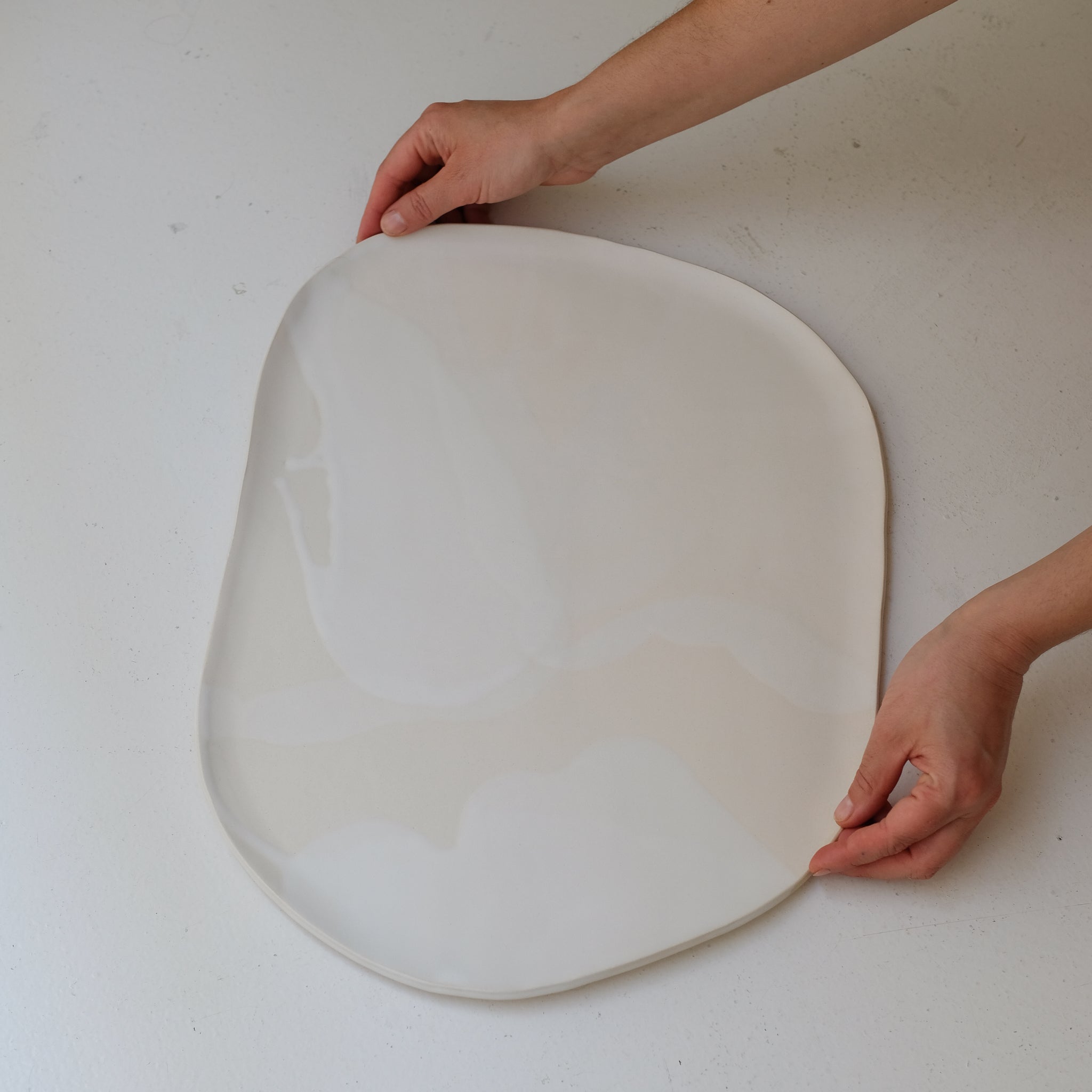 Plat organique en grès blanc L 47cm - blanc et beige de studio des rosiers chez Brutal Ceramics