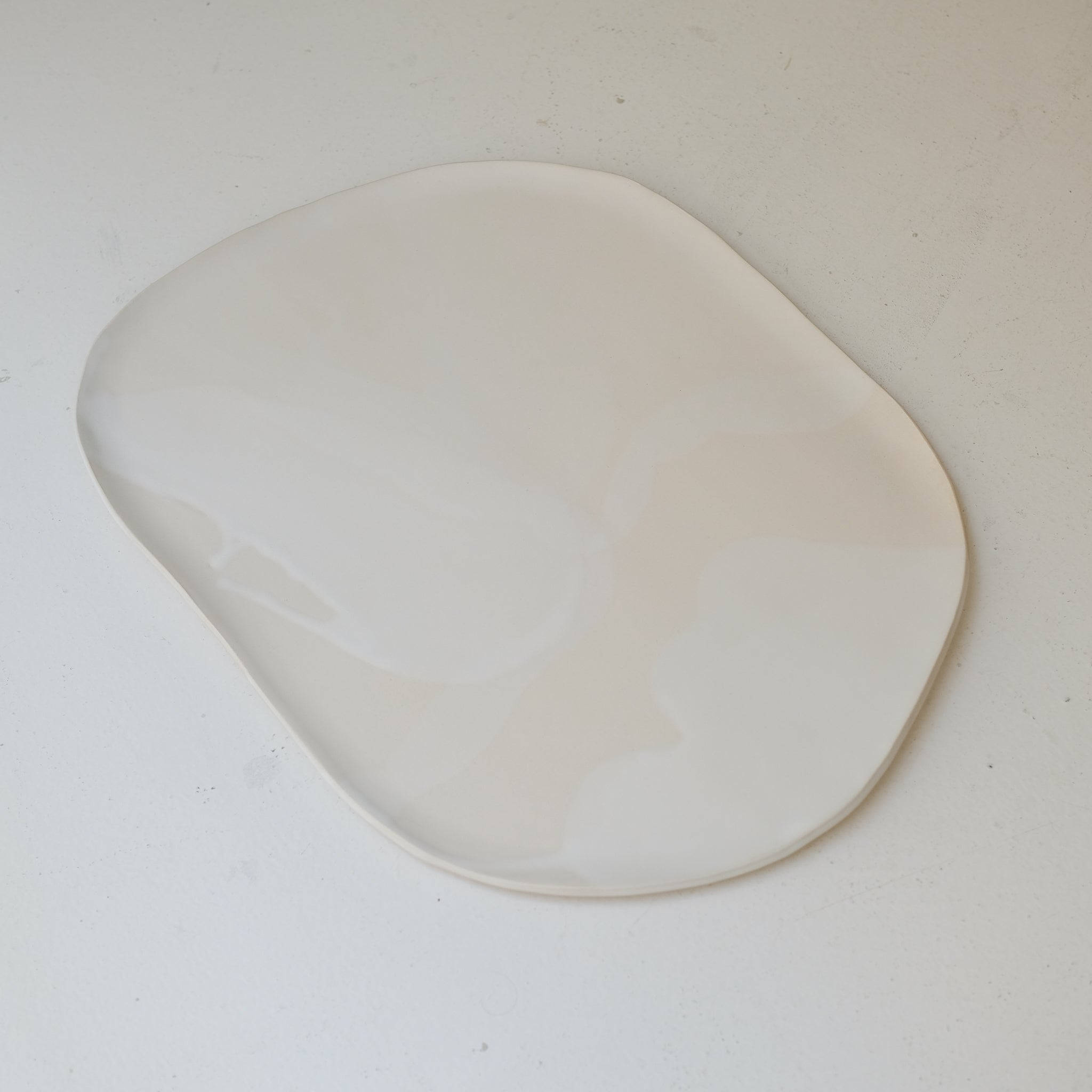 Plat organique en grès blanc L 47cm - blanc et beige de studio des rosiers chez Brutal Ceramics