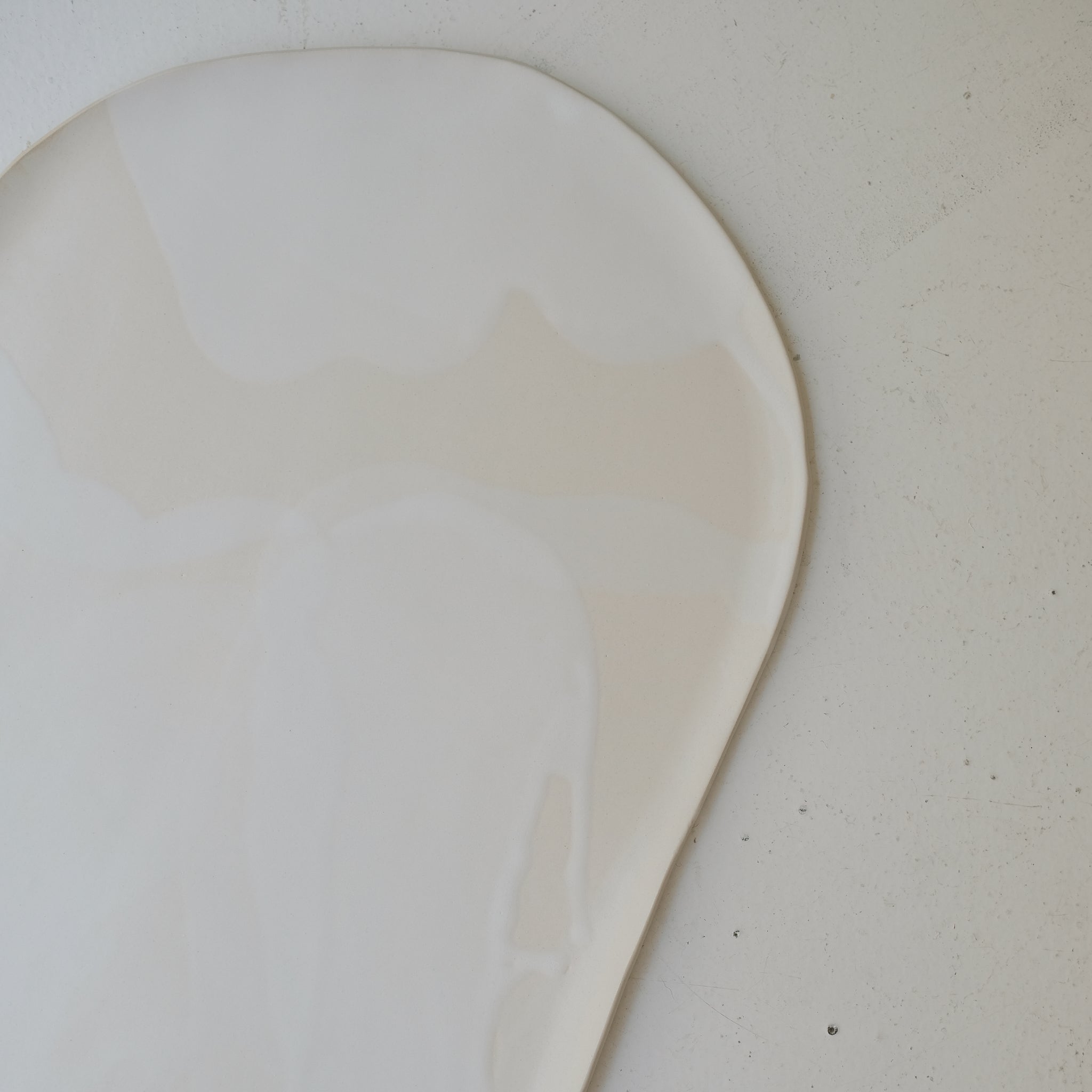 Plat organique en grès blanc L 47cm - blanc et beige de studio des rosiers chez Brutal Ceramics