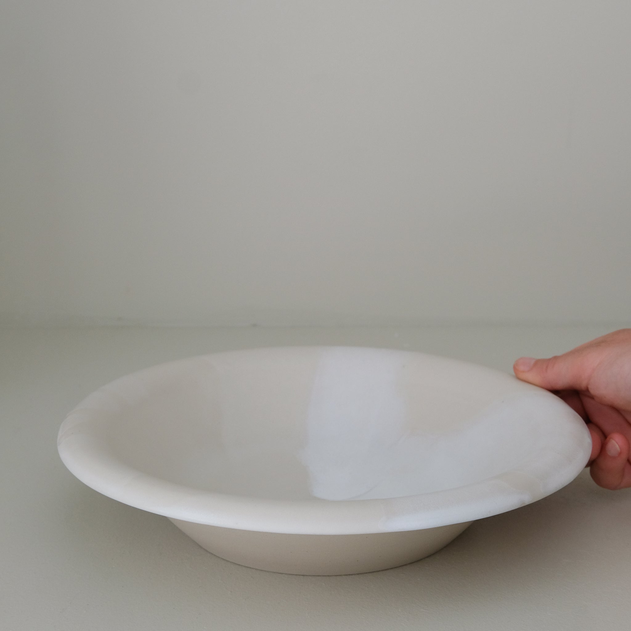 Saladier en grès blanc D 26,5cm - blanc et beige de studio des rosiers chez Brutal Ceramics