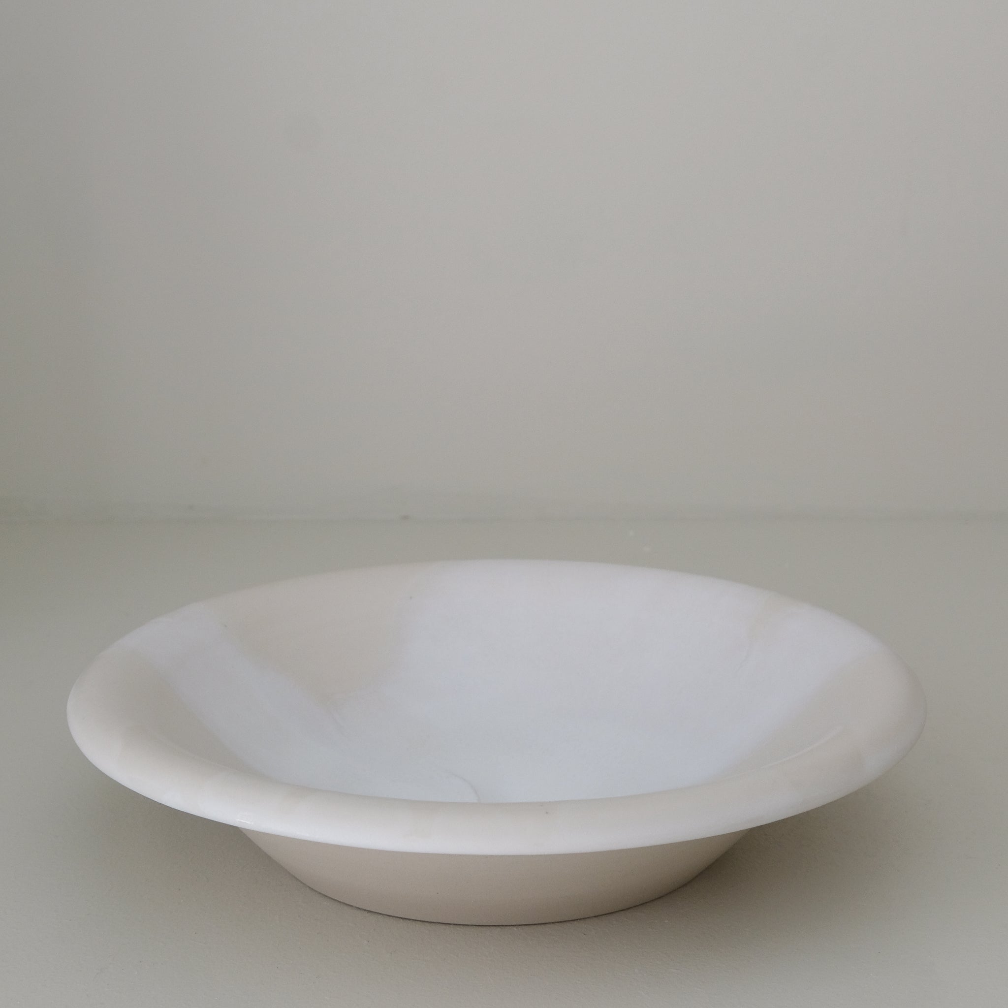 Saladier en grès blanc D 26,5cm - blanc et beige de studio des rosiers chez Brutal Ceramics