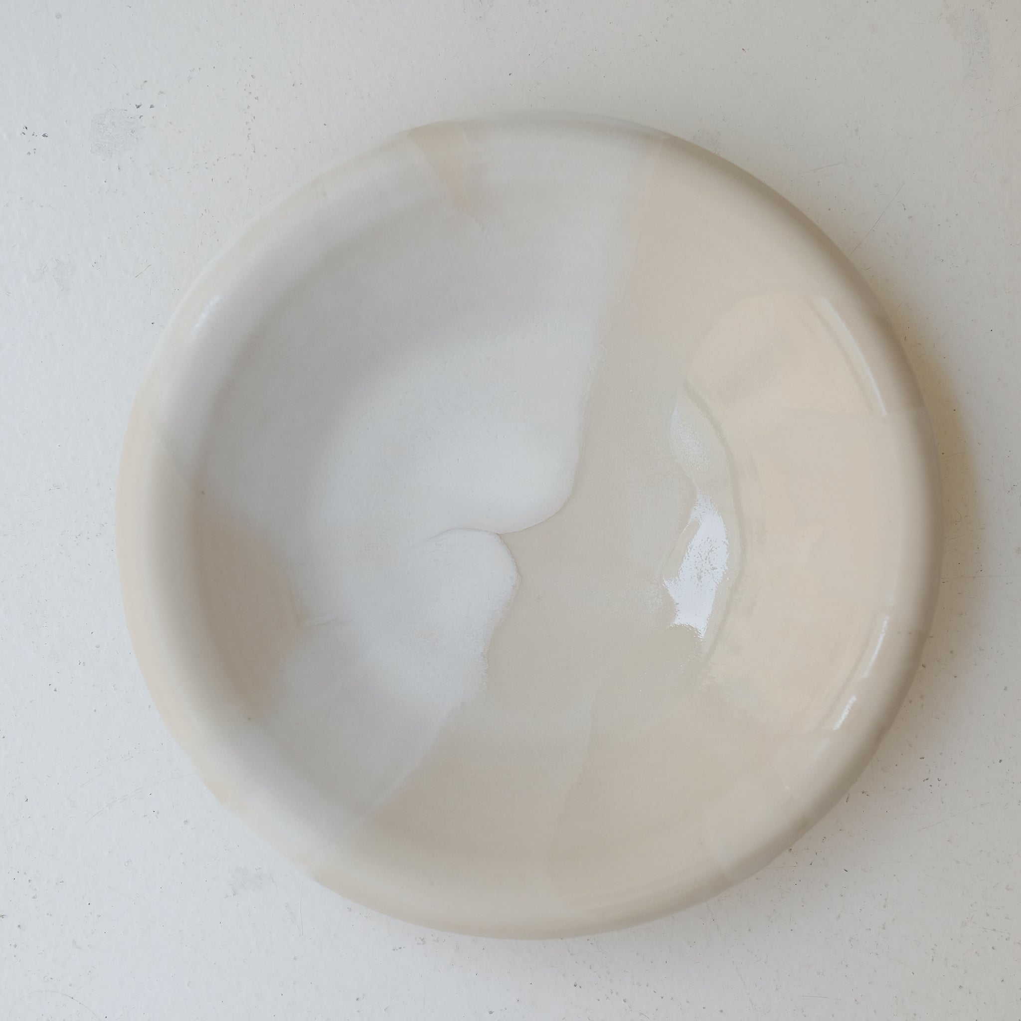 Saladier en grès blanc D 26,5cm - blanc et beige de studio des rosiers chez Brutal Ceramics