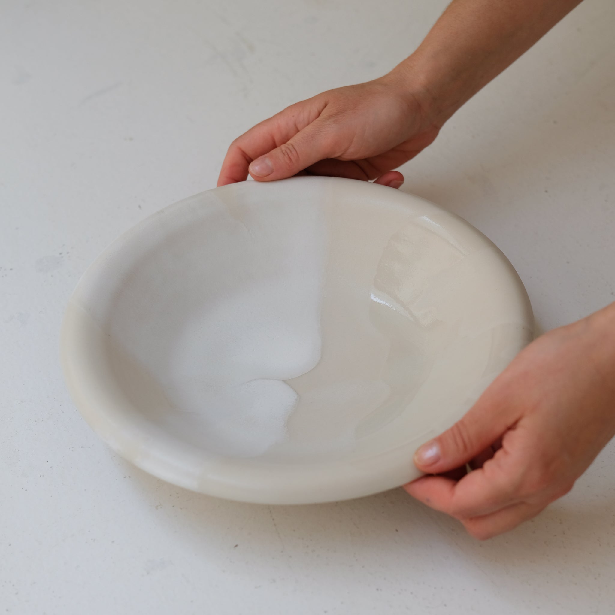 Saladier en grès blanc D 26,5cm - blanc et beige de studio des rosiers chez Brutal Ceramics