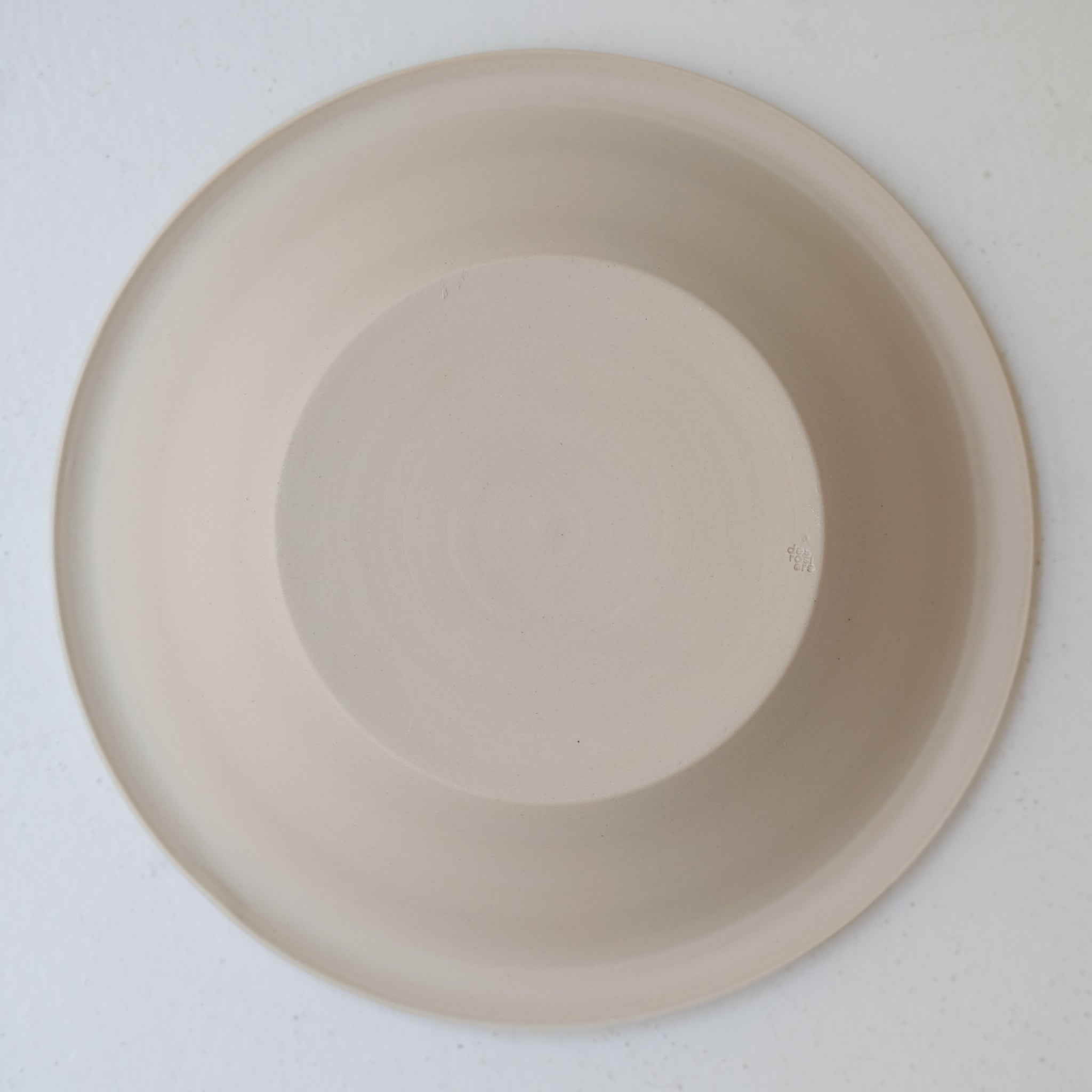Saladier en grès blanc D 26,5cm - blanc et beige de studio des rosiers chez Brutal Ceramics
