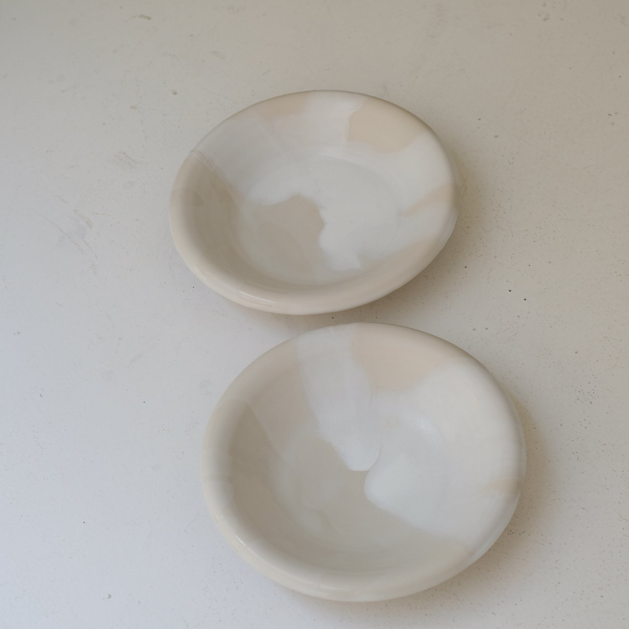 Saladier en grès blanc D 26,5cm - blanc et beige de studio des rosiers chez Brutal Ceramics