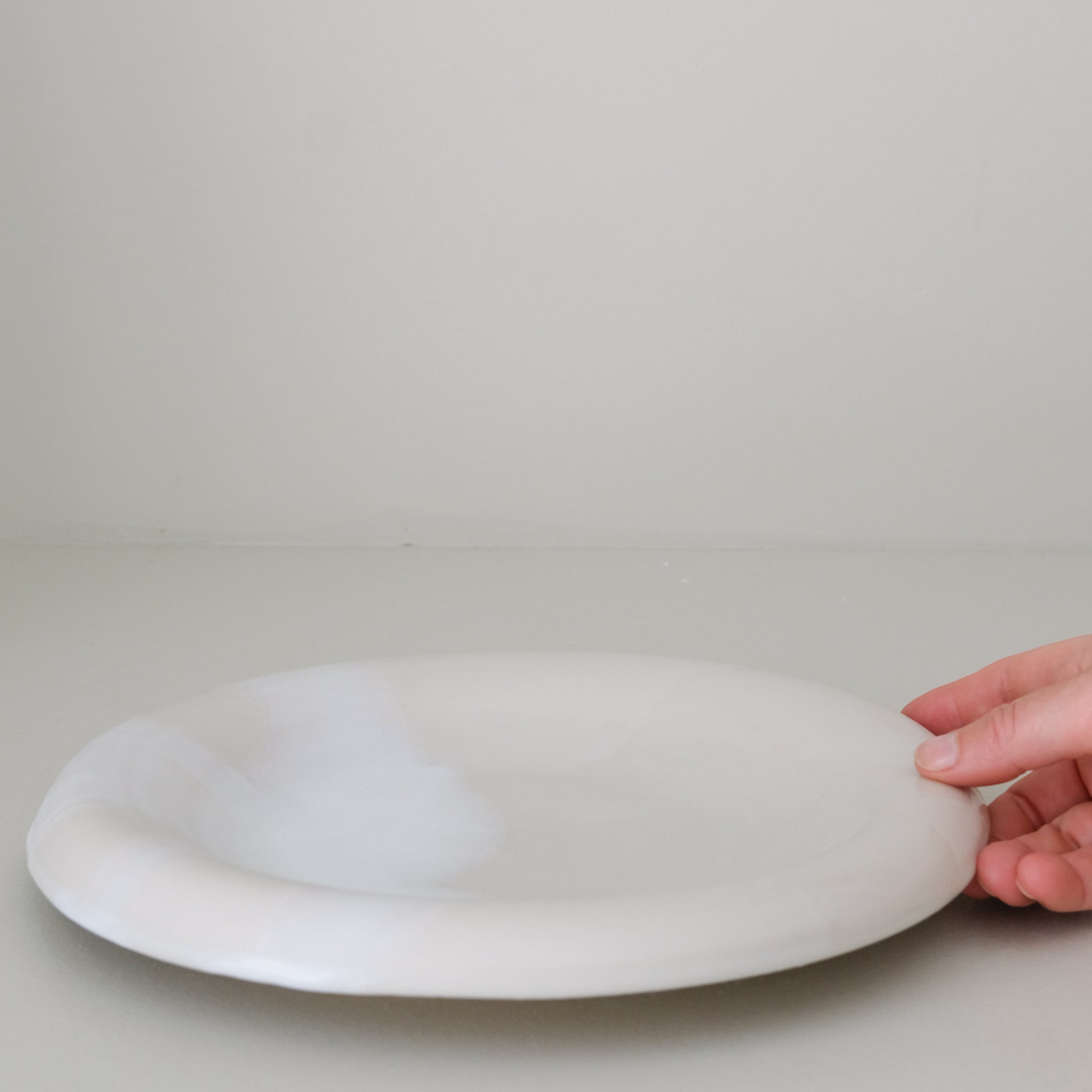 Plat en grès blanc D 26,5cm - blanc et beige