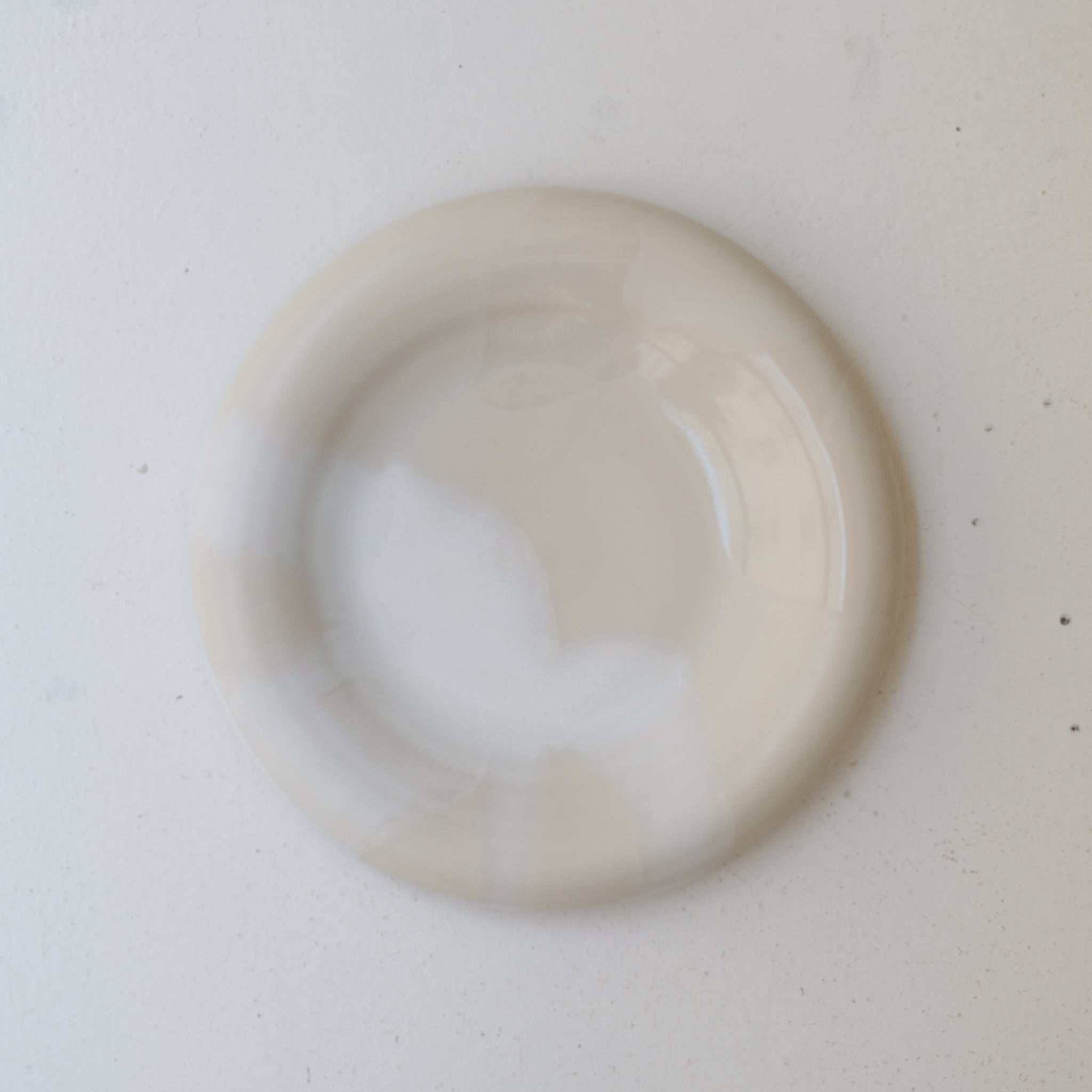 Plat en grès blanc D 26,5cm - blanc et beige