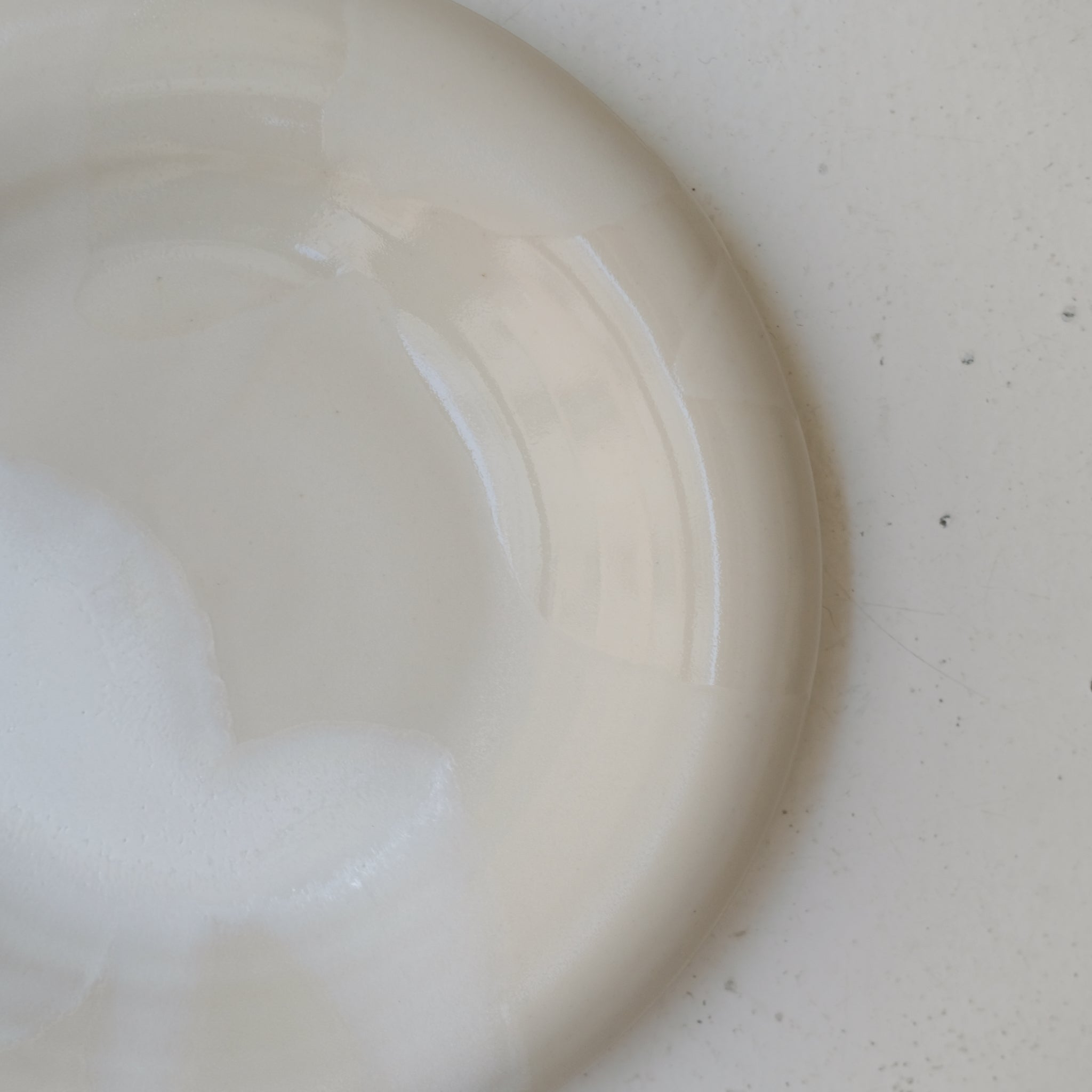 Plat en grès blanc D 26,5cm - blanc et beige