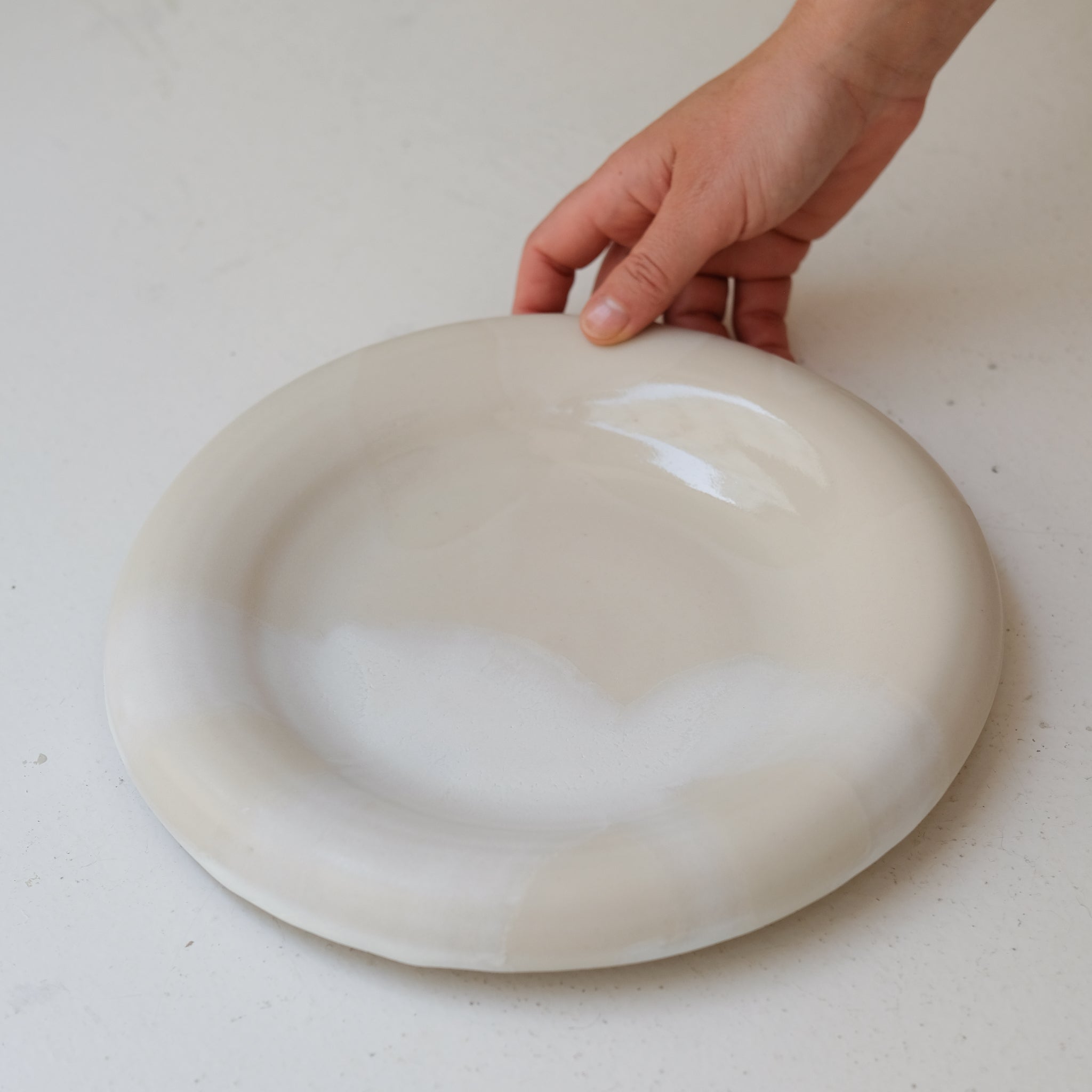 Plat en grès blanc D 26,5cm - blanc et beige