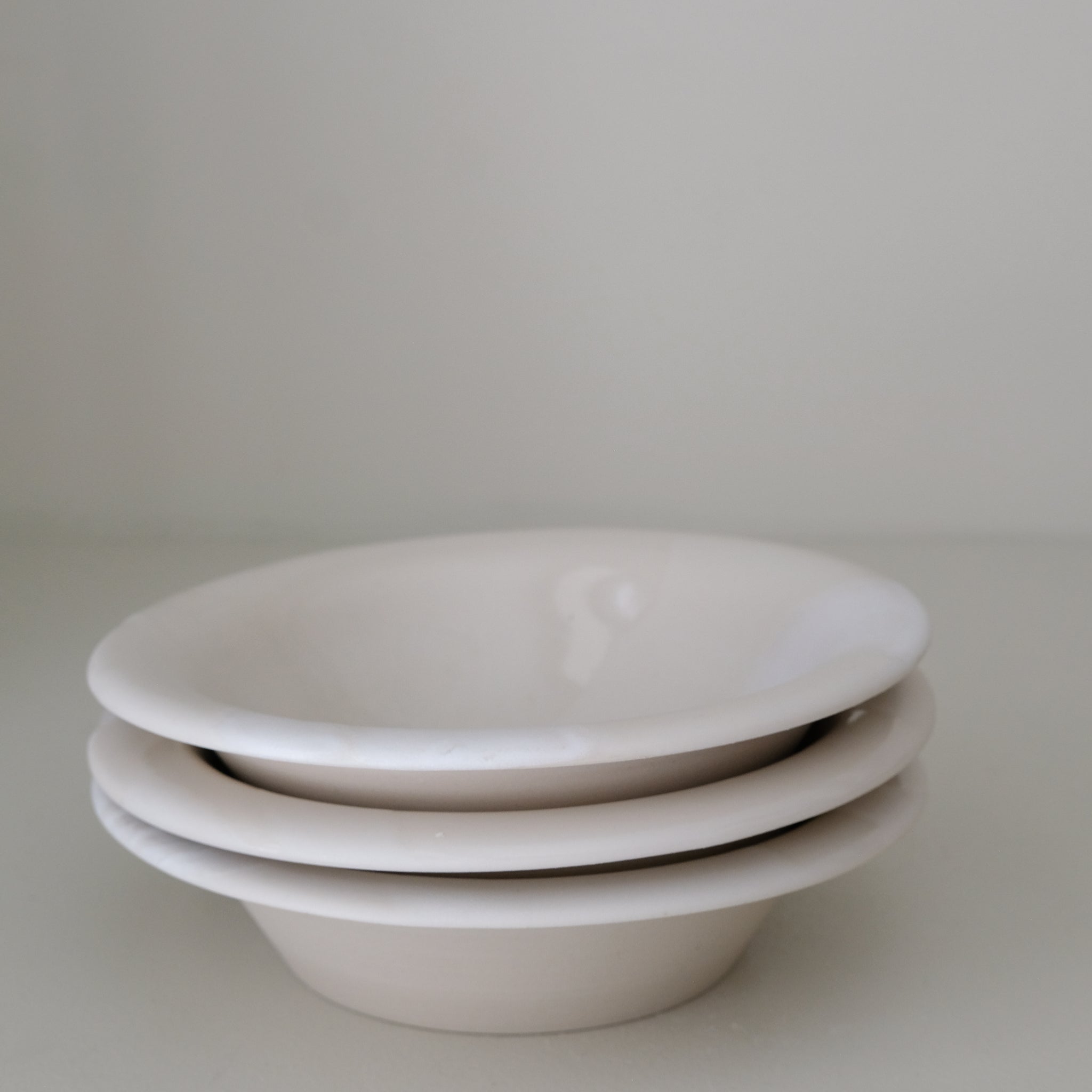 Assiette creuse en grès blanc D 20cm - blanc et beige de studio des rosiers chez Brutal Ceramics