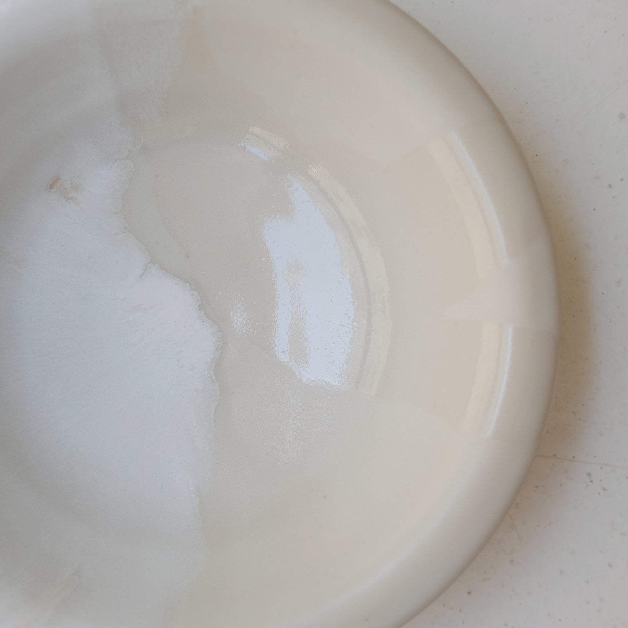 Assiette creuse en grès blanc D 20cm - blanc et beige de studio des rosiers chez Brutal Ceramics