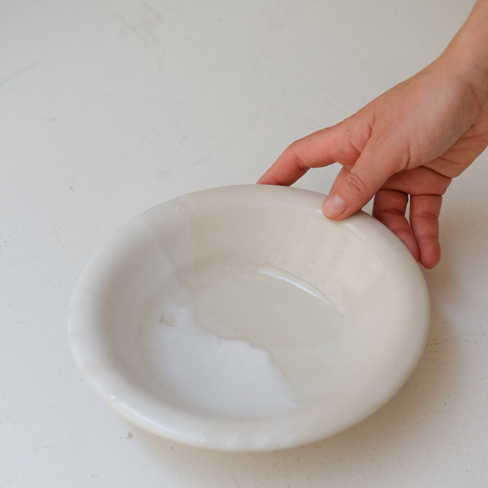 Assiette creuse en grès blanc D 20cm - blanc et beige de studio des rosiers chez Brutal Ceramics