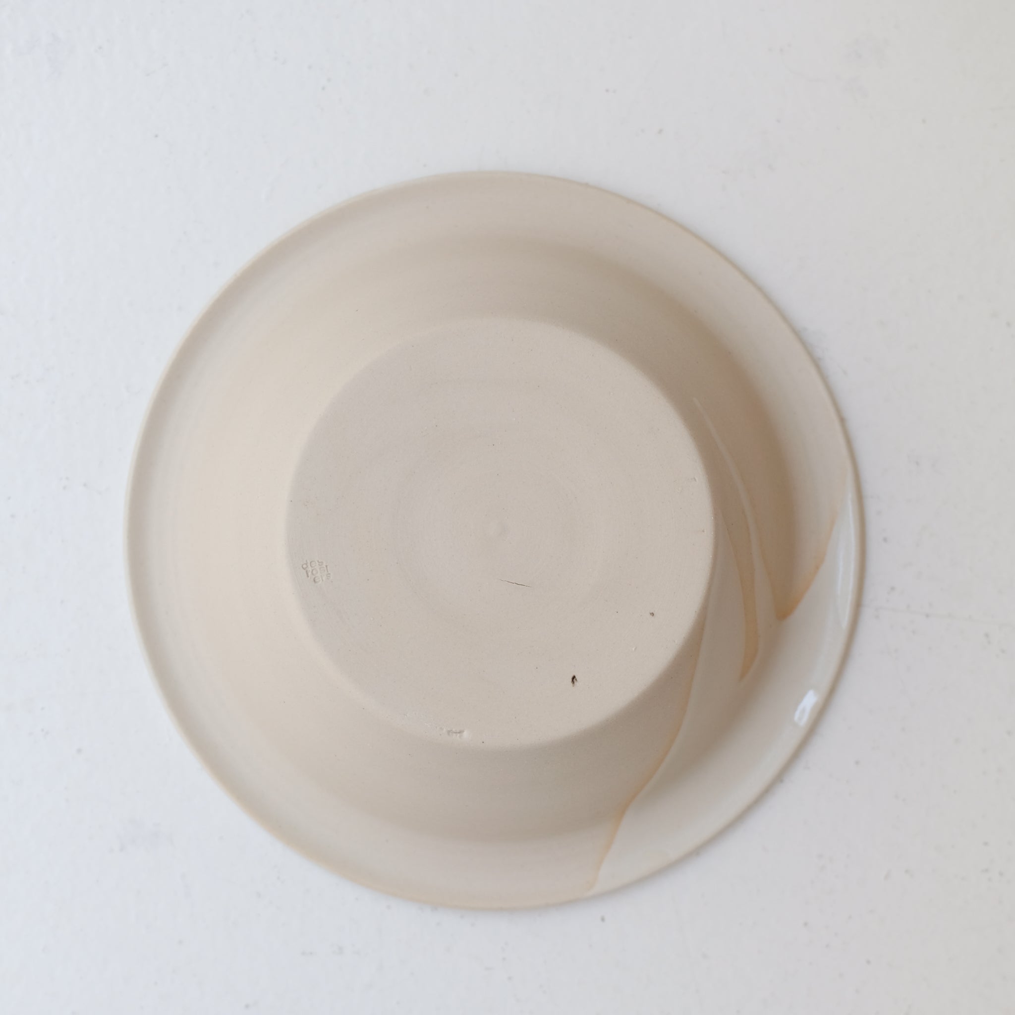Assiette creuse en grès blanc D 20cm - blanc et beige de studio des rosiers chez Brutal Ceramics