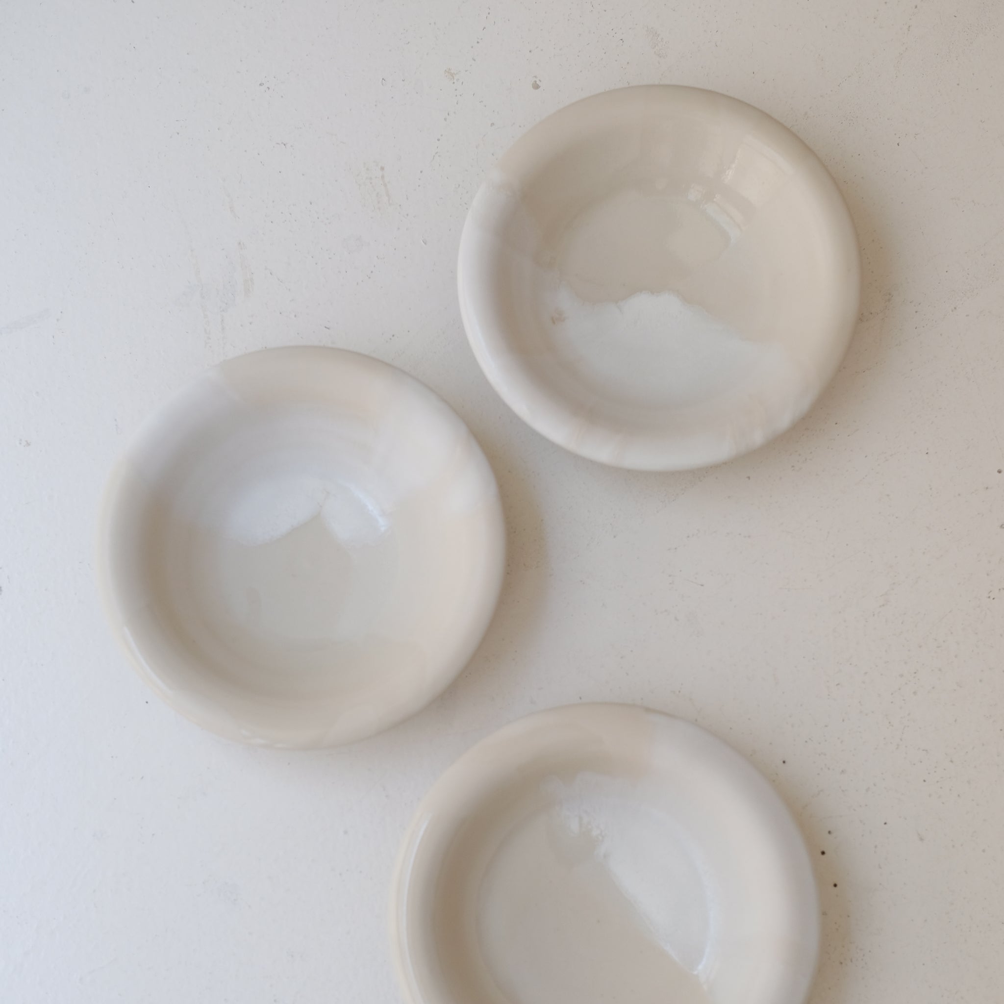 Assiette creuse en grès blanc D 20cm - blanc et beige de studio des rosiers chez Brutal Ceramics