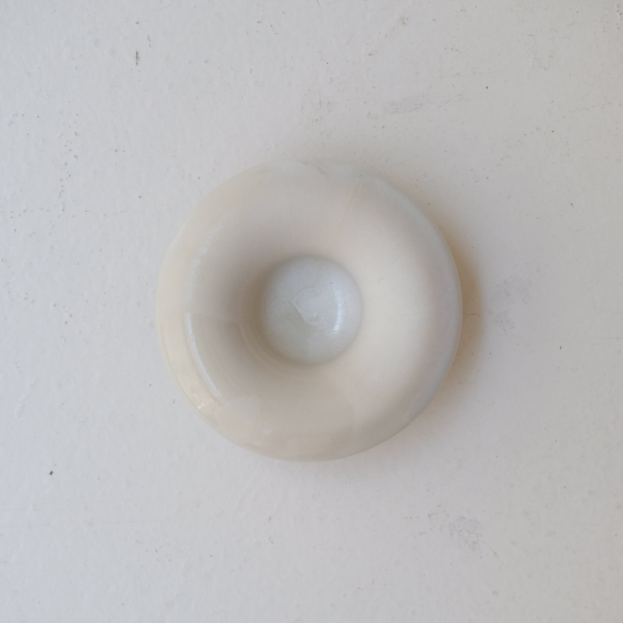 Coquetier en grès blanc D 10cm - blanc et beige de studio des rosiers chez Brutal Ceramics