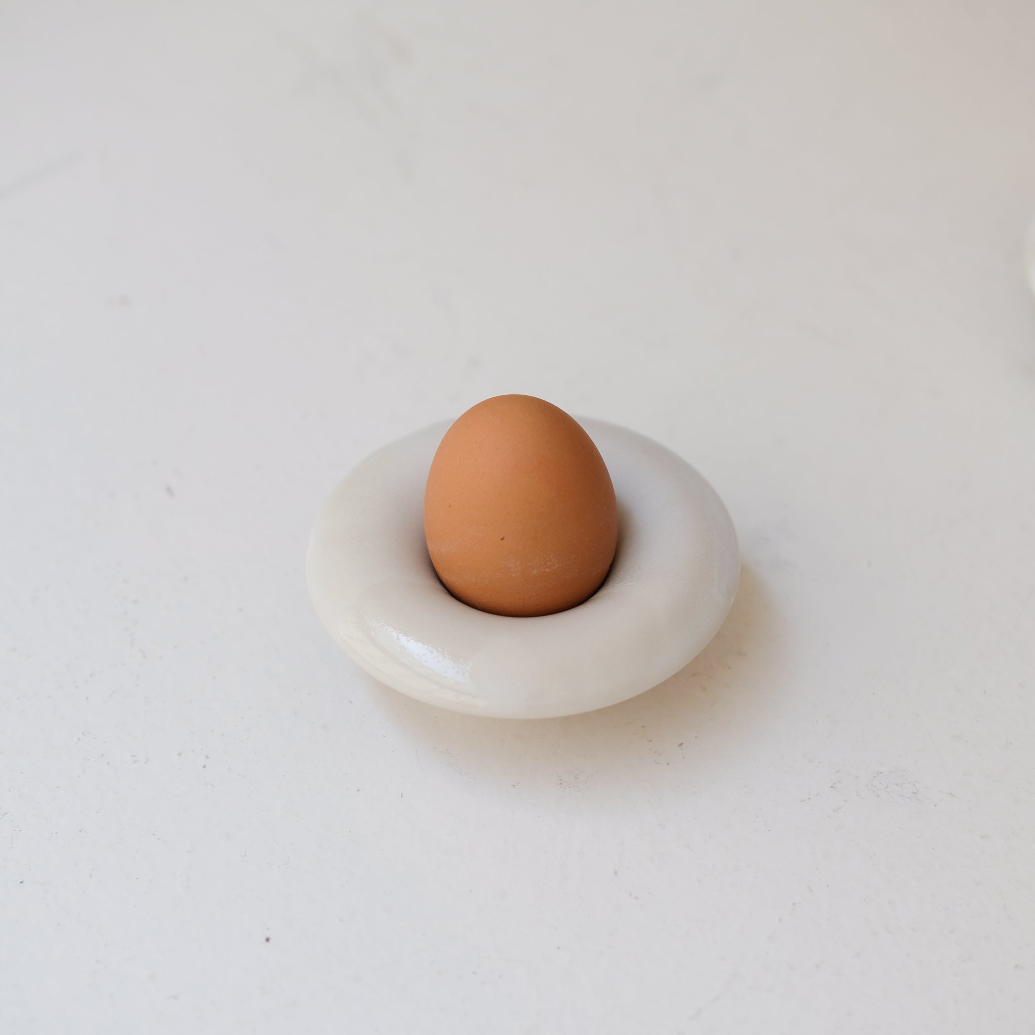 Coquetier en grès blanc D 10cm - blanc et beige de studio des rosiers chez Brutal Ceramics