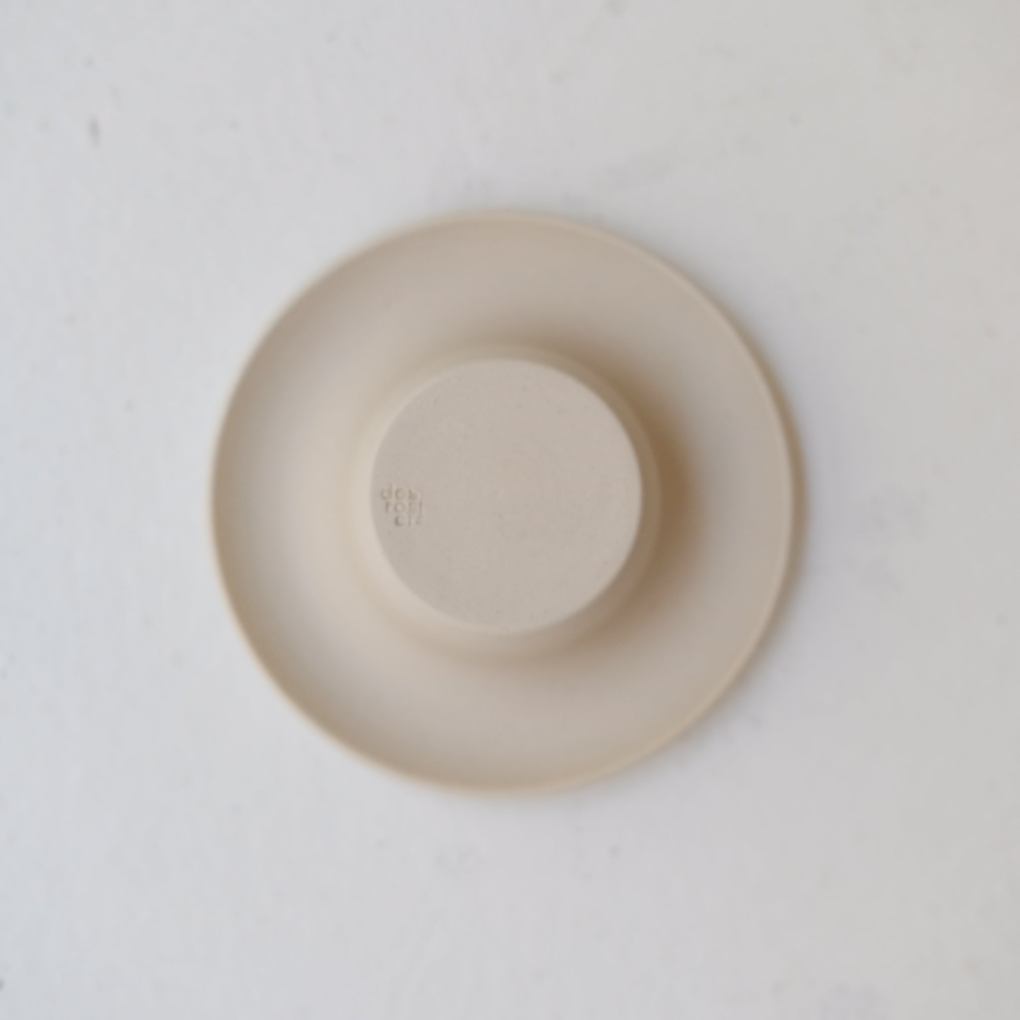 Coquetier en grès blanc D 10cm - blanc et beige de studio des rosiers chez Brutal Ceramics