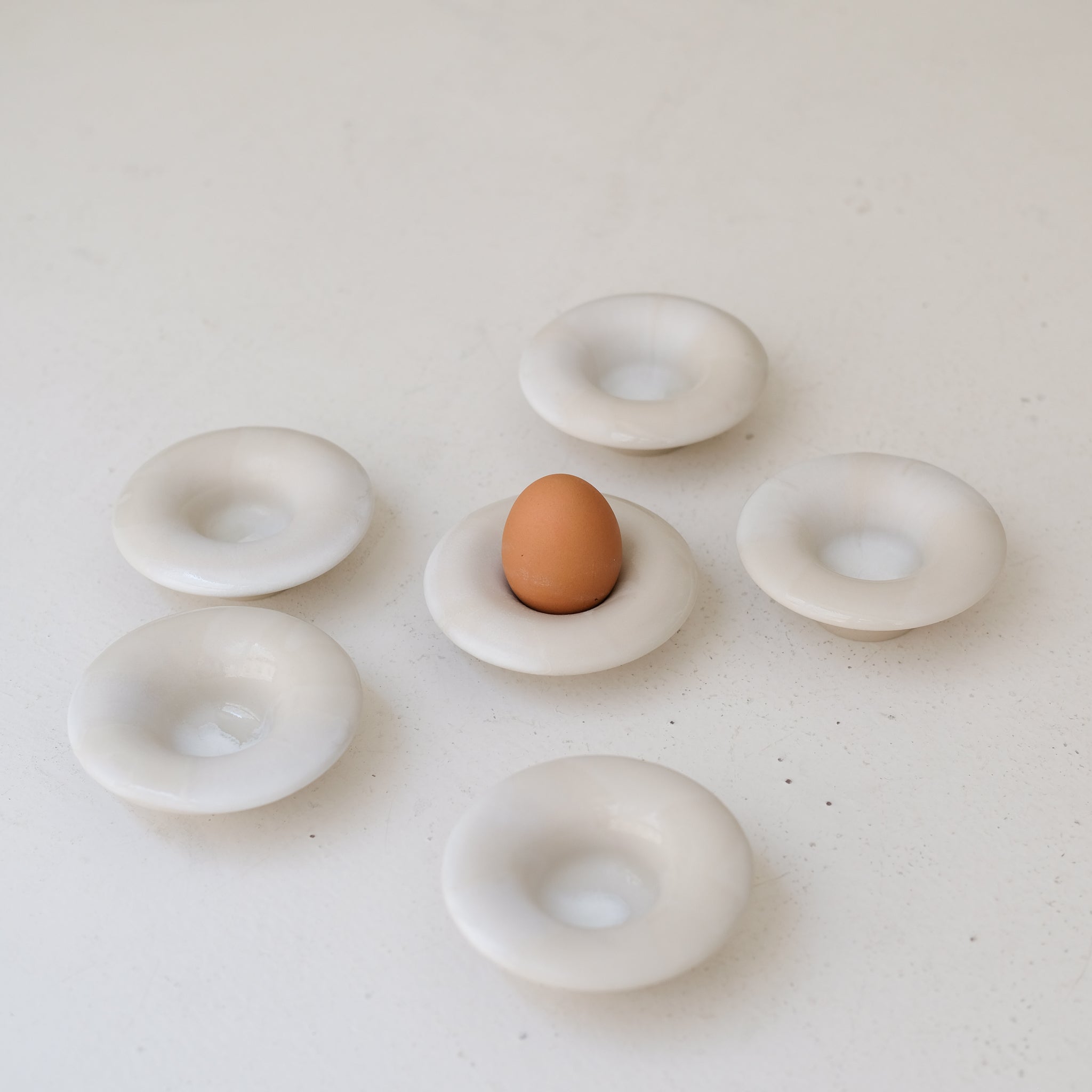 Coquetier en grès blanc D 10cm - blanc et beige de studio des rosiers chez Brutal Ceramics