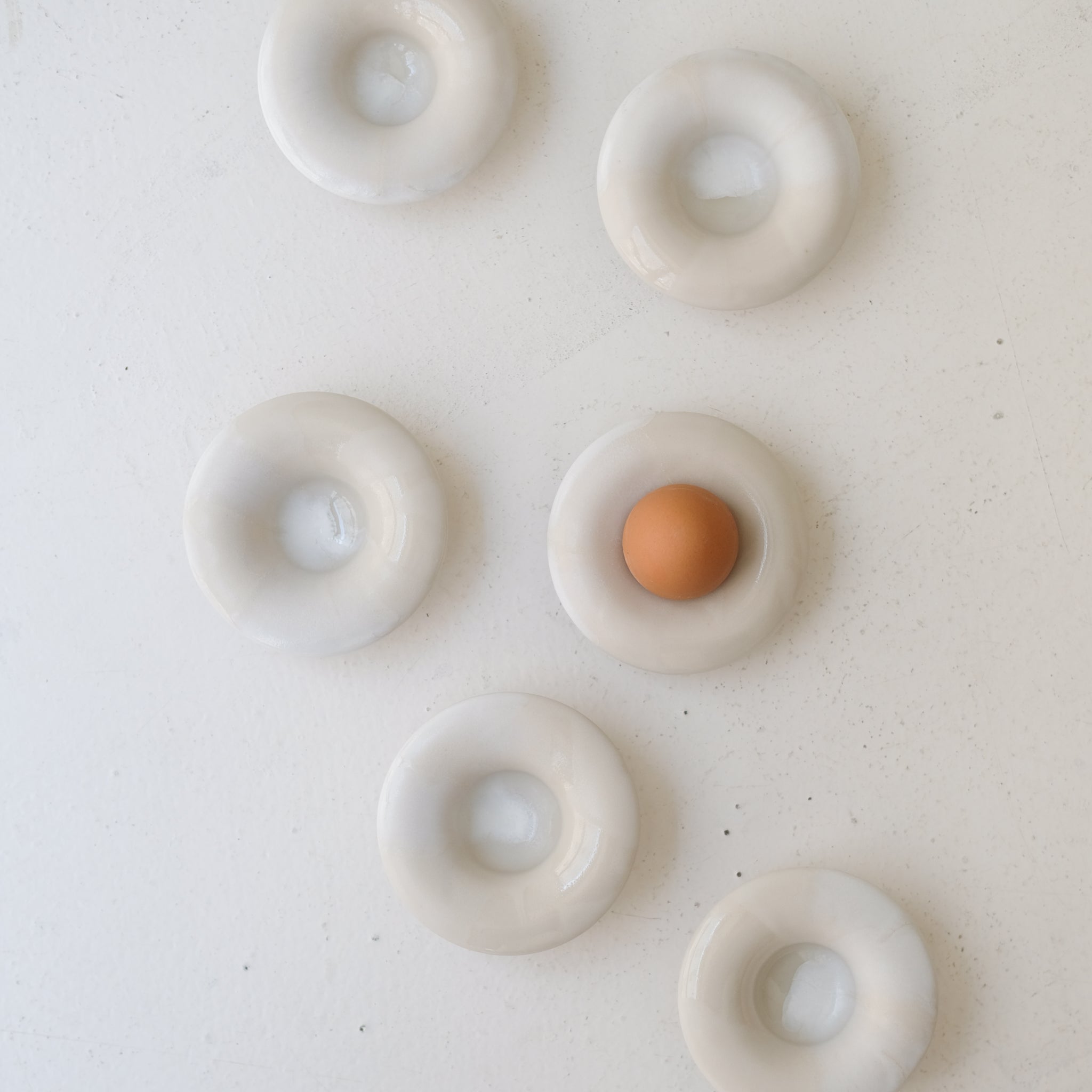 Coquetier en grès blanc D 10cm - blanc et beige de studio des rosiers chez Brutal Ceramics