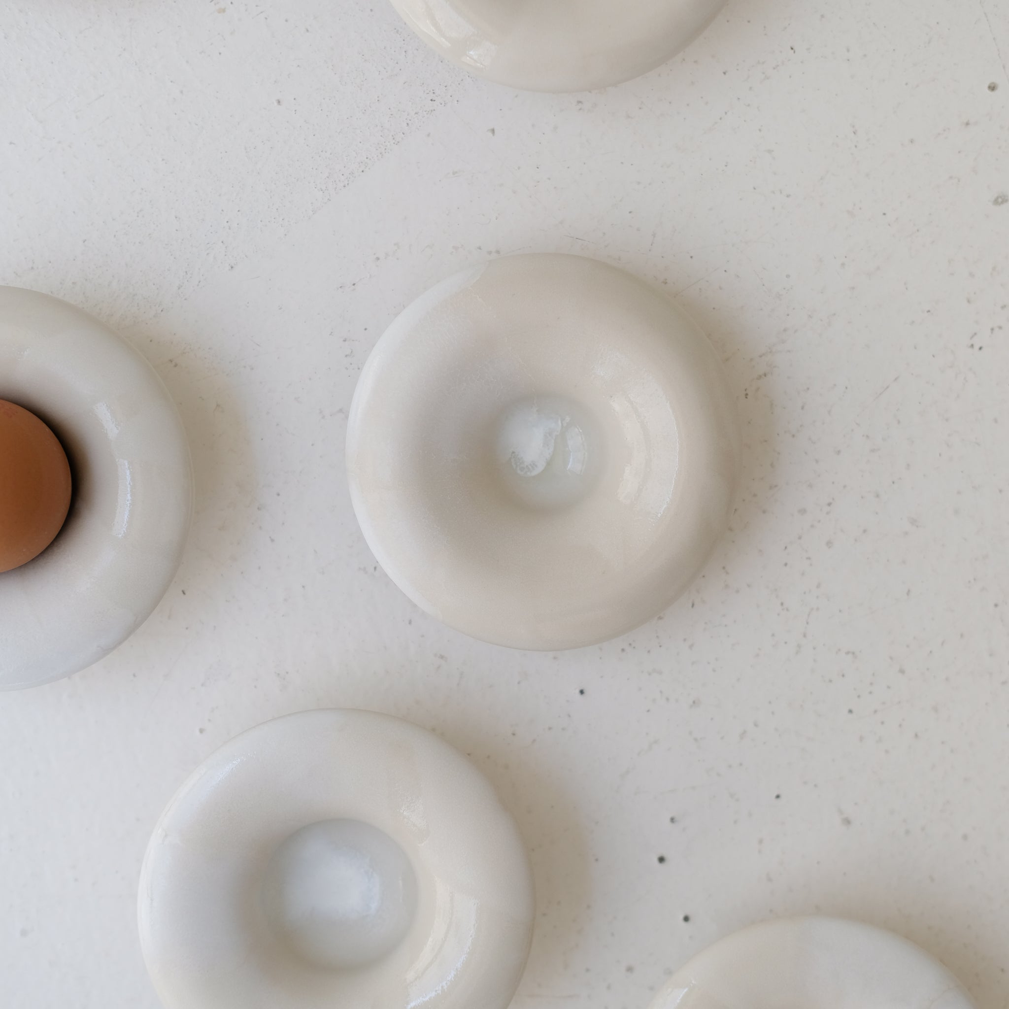 Coquetier en grès blanc D 10cm - blanc et beige de studio des rosiers chez Brutal Ceramics