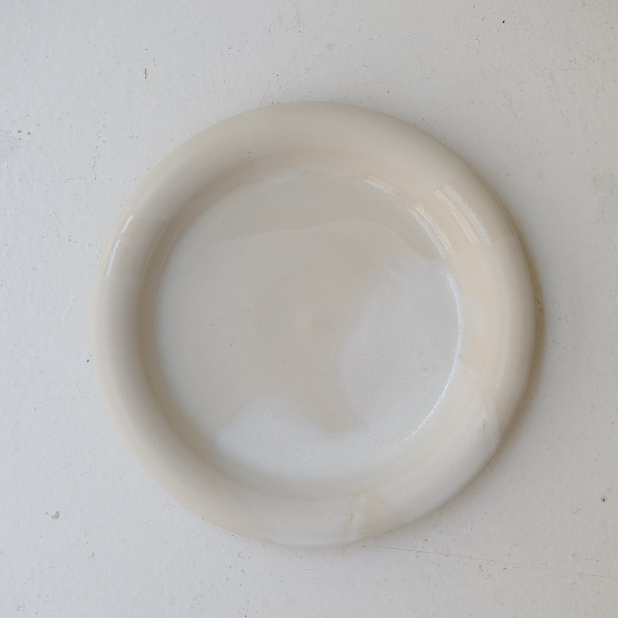 Assiette en grès blanc D 20cm - blanc et beige de studio des rosiers chez Brutal Ceramics