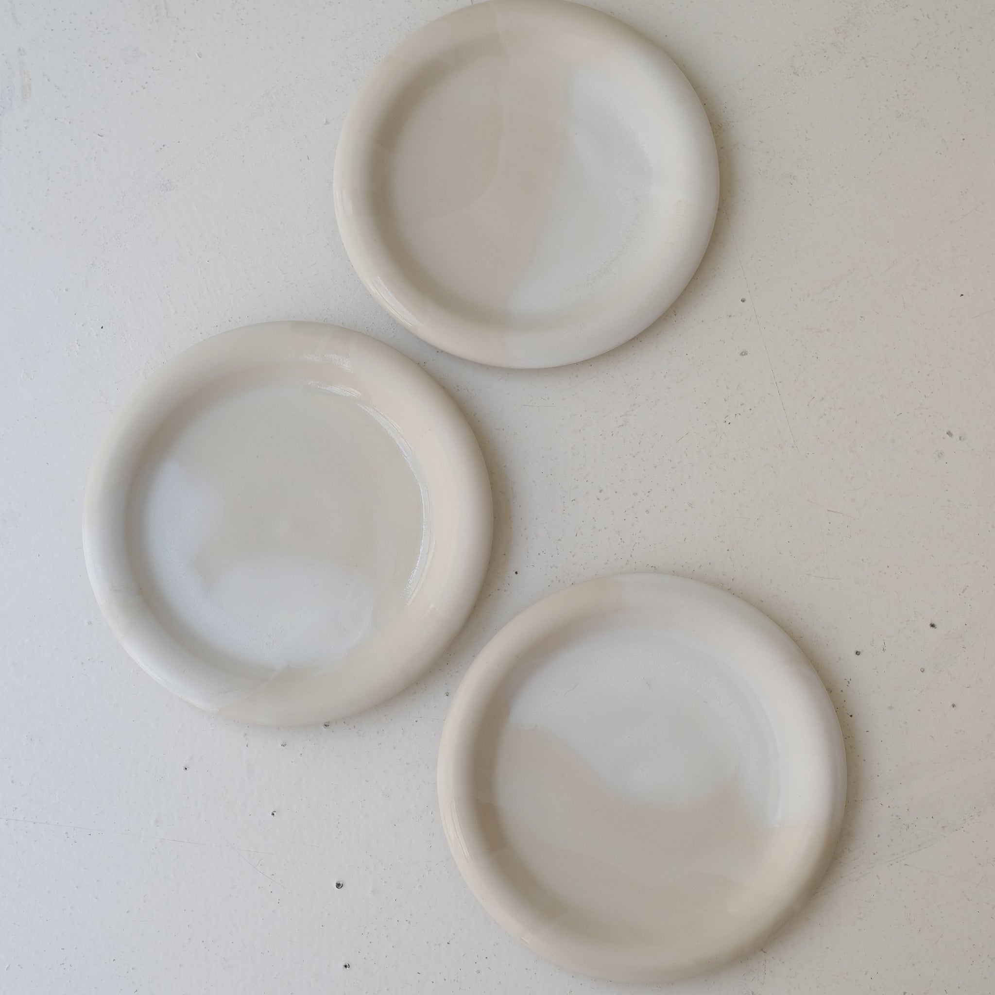 Assiette en grès blanc D 20cm - blanc et beige de studio des rosiers chez Brutal Ceramics