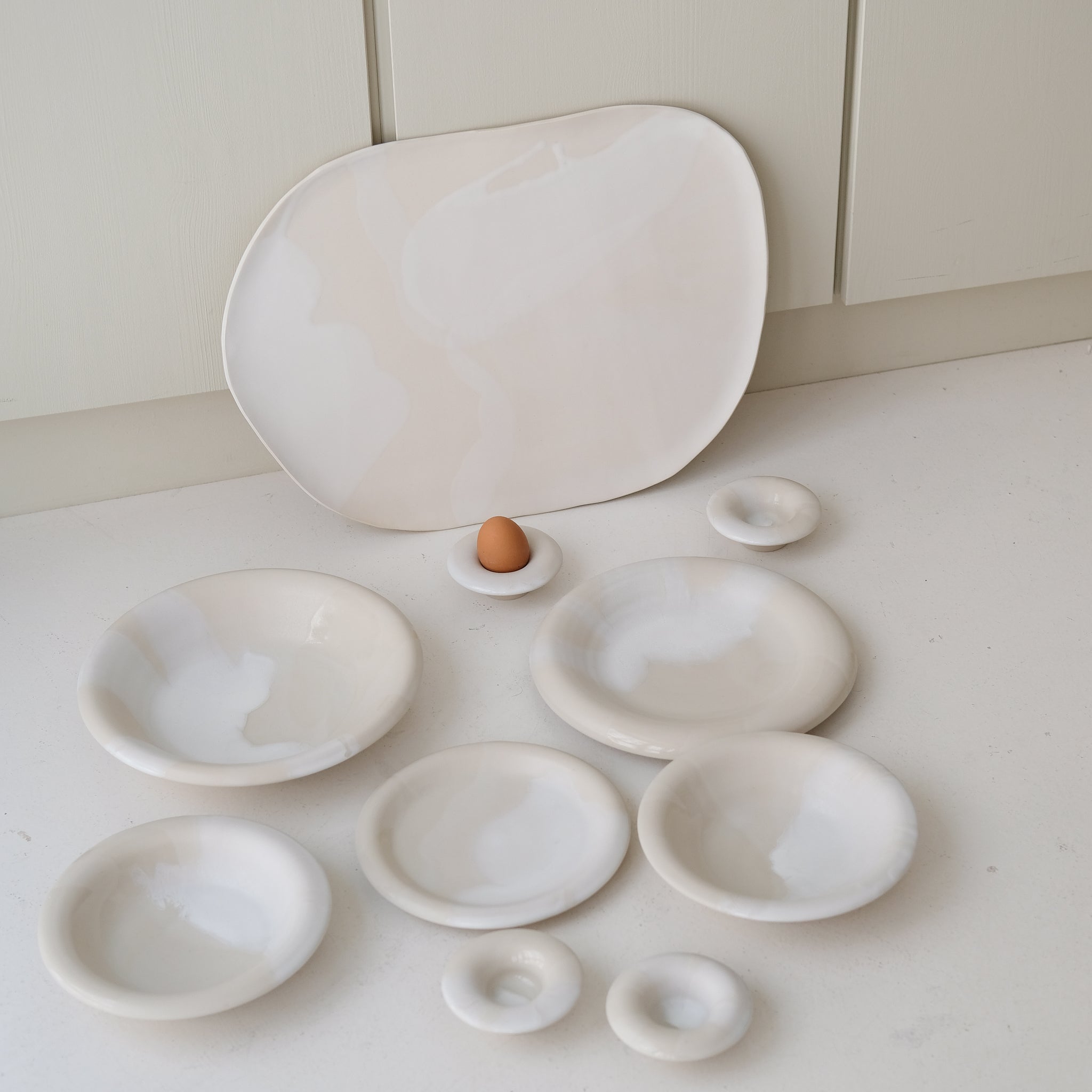 Saladier en grès blanc D 26,5cm - blanc et beige de studio des rosiers chez Brutal Ceramics
