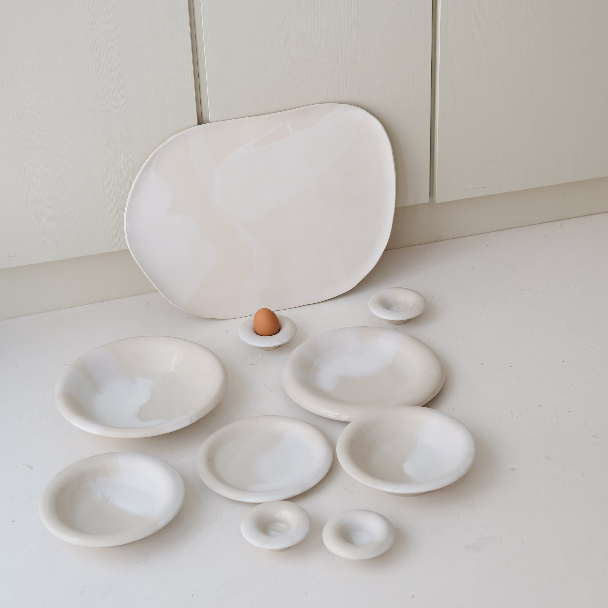 Assiette creuse en grès blanc D 20cm - blanc et beige de studio des rosiers chez Brutal Ceramics