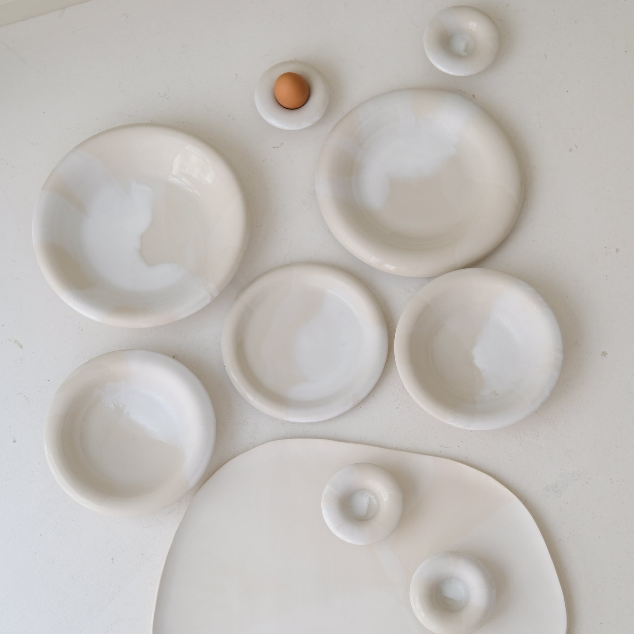 Plat en grès blanc D 26,5cm - blanc et beige