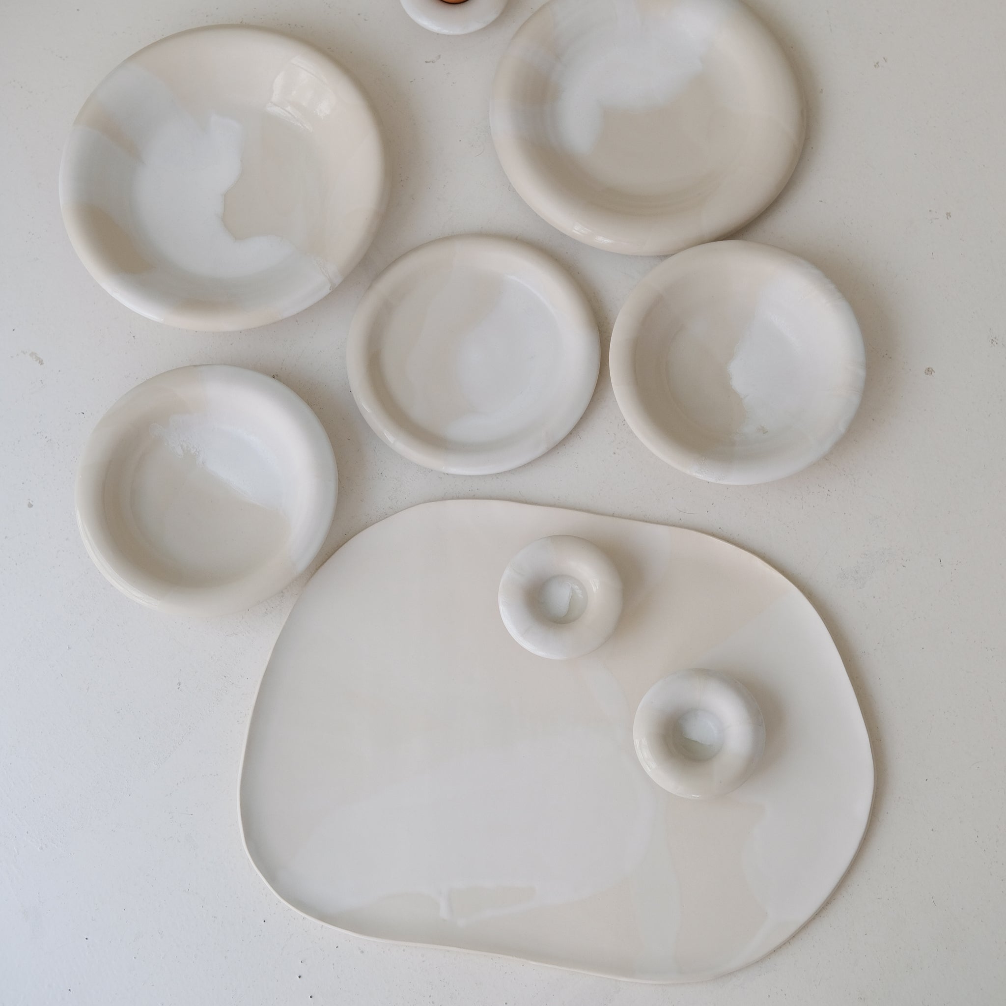 Assiette creuse en grès blanc D 20cm - blanc et beige de studio des rosiers chez Brutal Ceramics