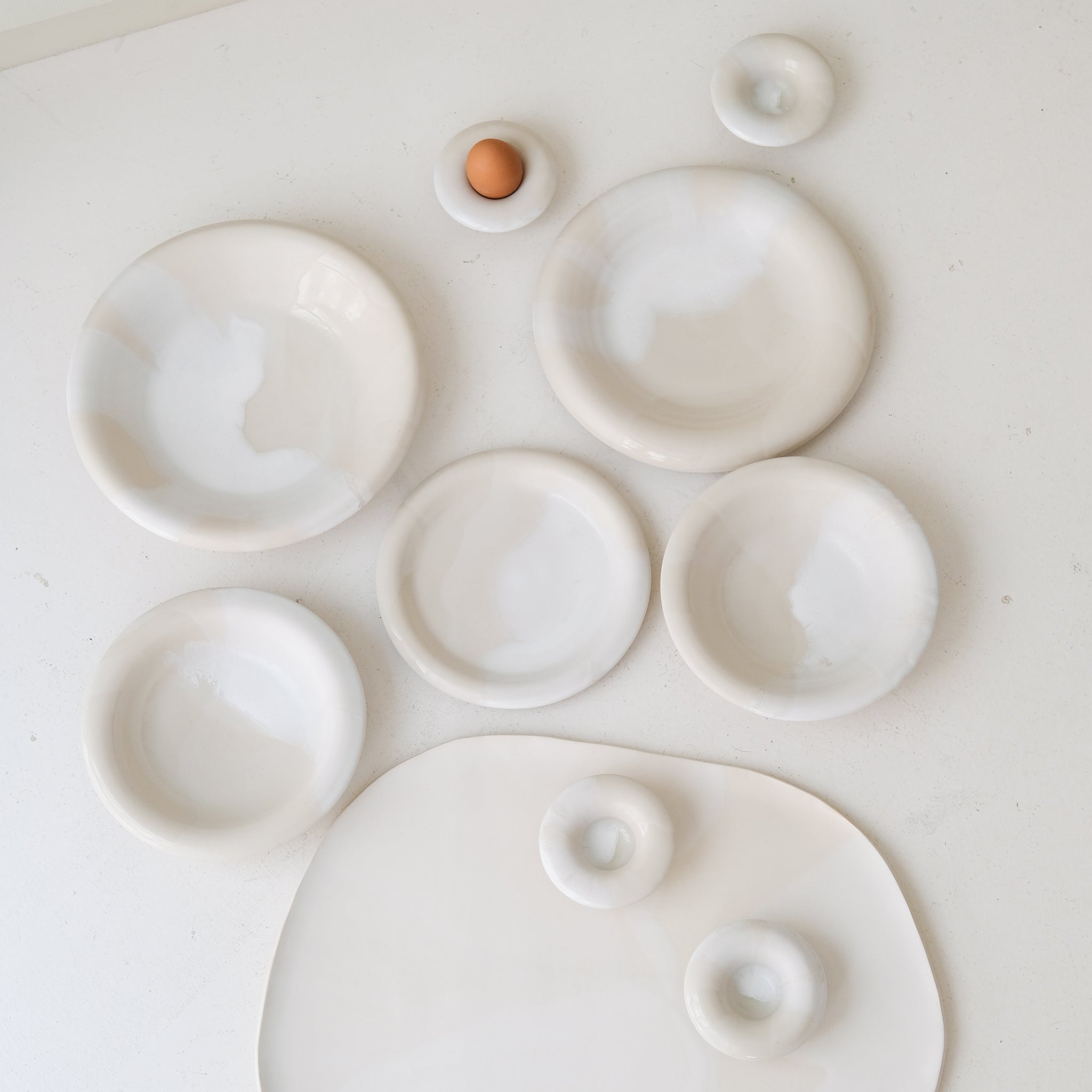 Assiette en grès blanc D 20cm - blanc et beige de studio des rosiers chez Brutal Ceramics
