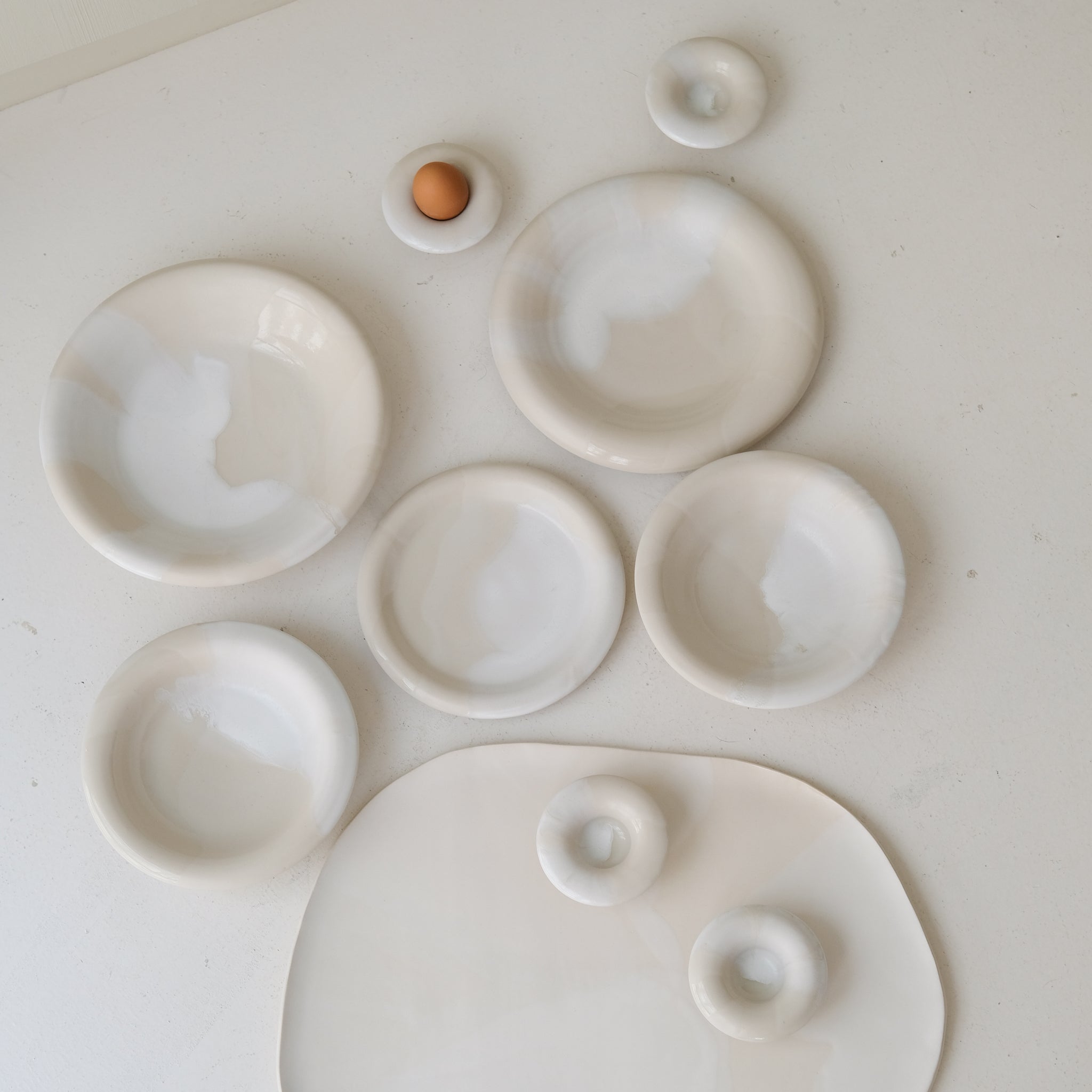 Coquetier en grès blanc D 10cm - blanc et beige de studio des rosiers chez Brutal Ceramics