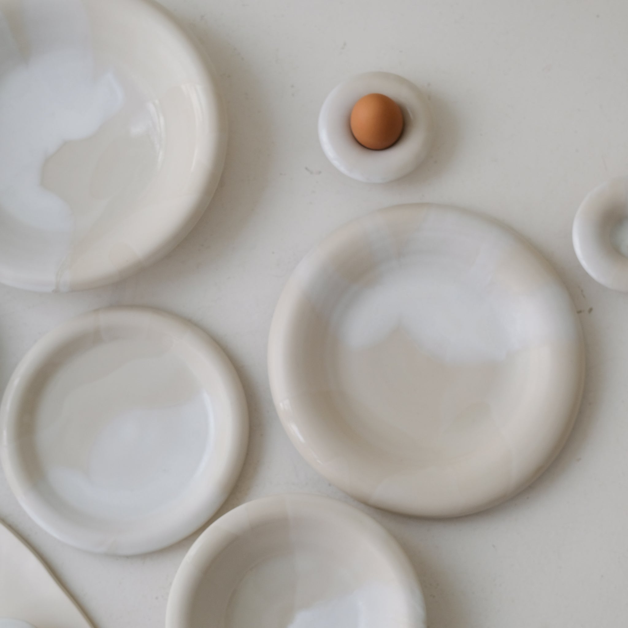 Assiette en grès blanc D 20cm - blanc et beige de studio des rosiers chez Brutal Ceramics