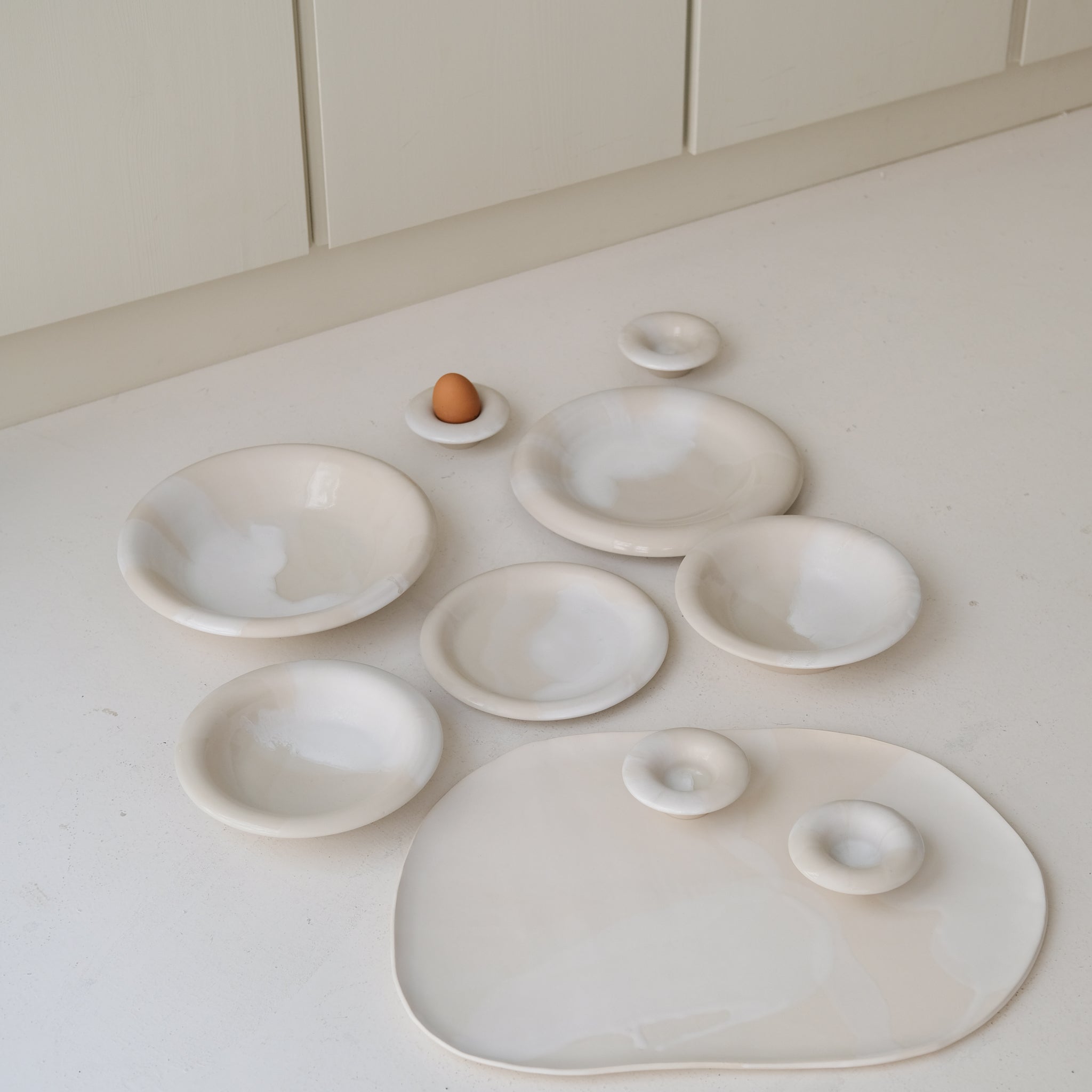 Coquetier en grès blanc D 10cm - blanc et beige de studio des rosiers chez Brutal Ceramics