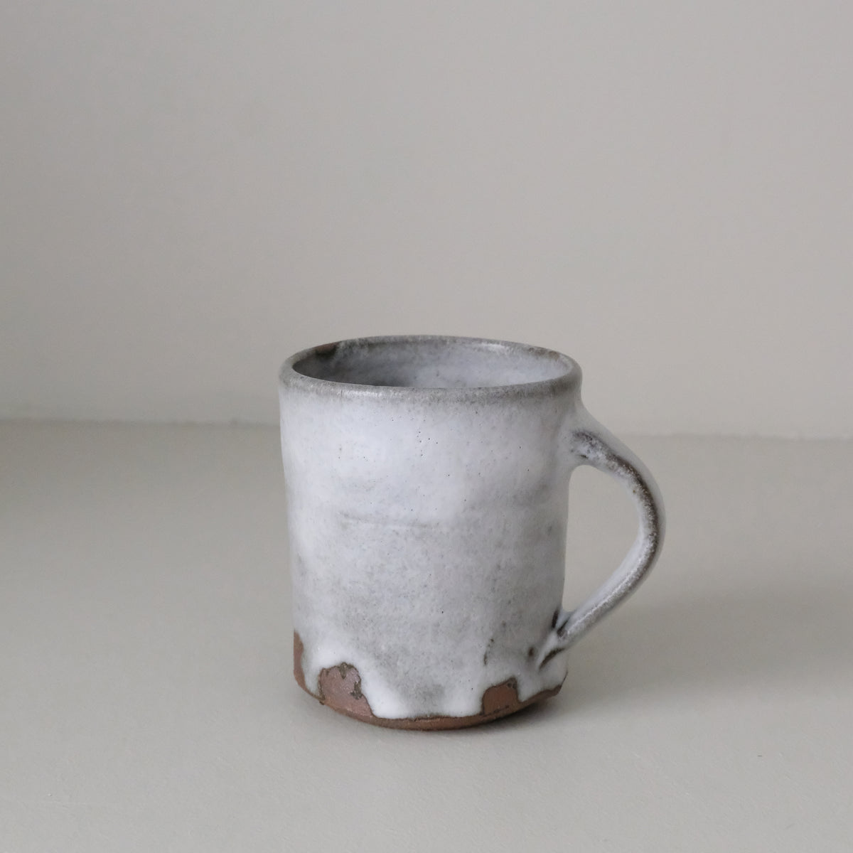 Mug en terre locale 350ml - blanc par Benoit Audureau chez Brutal Ceramics