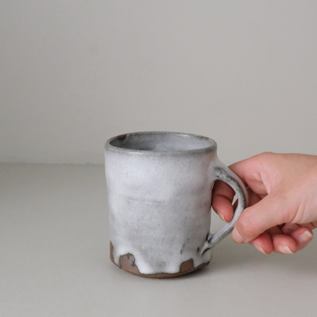 Mug en terre locale 350ml - blanc par Benoit Audureau chez Brutal Ceramics