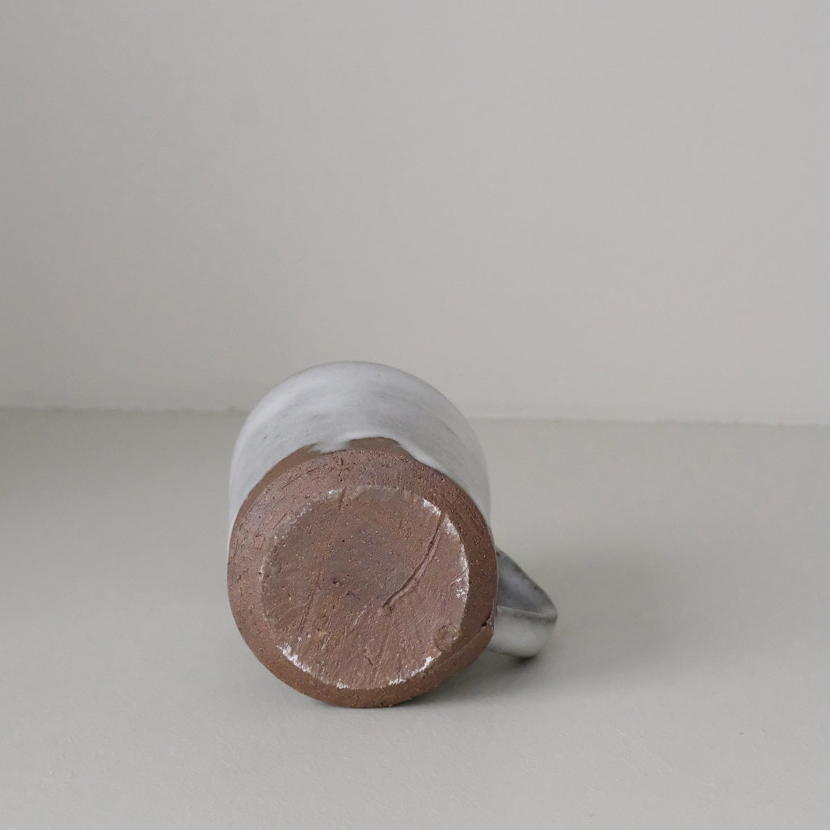 Mug en terre locale 350ml - blanc par Benoit Audureau chez Brutal Ceramics