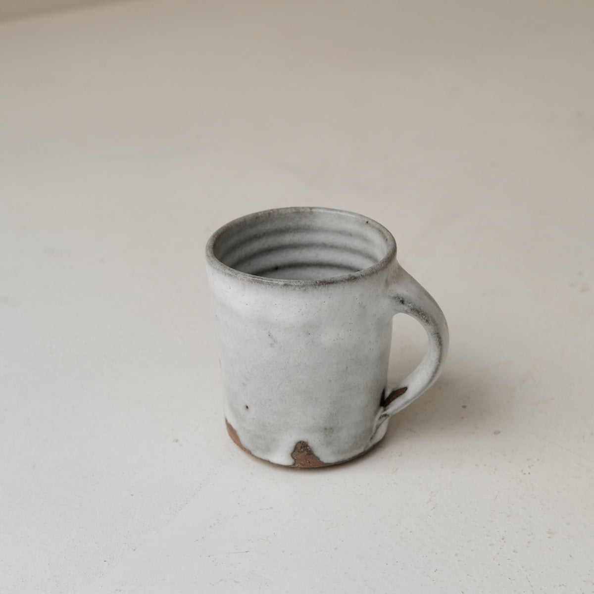 Mug en terre locale 350ml - blanc par Benoit Audureau chez Brutal Ceramics