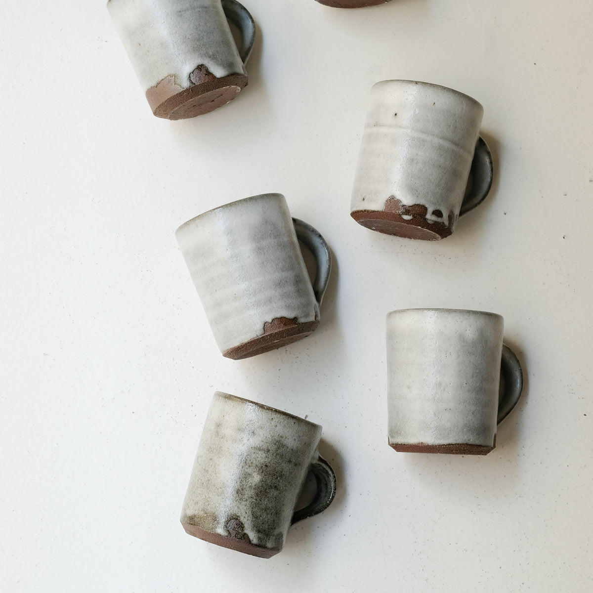 Mug en terre locale 350ml - blanc par Benoit Audureau chez Brutal Ceramics