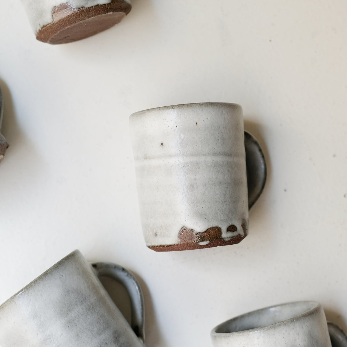 Mug en terre locale 350ml - blanc par Benoit Audureau chez Brutal Ceramics