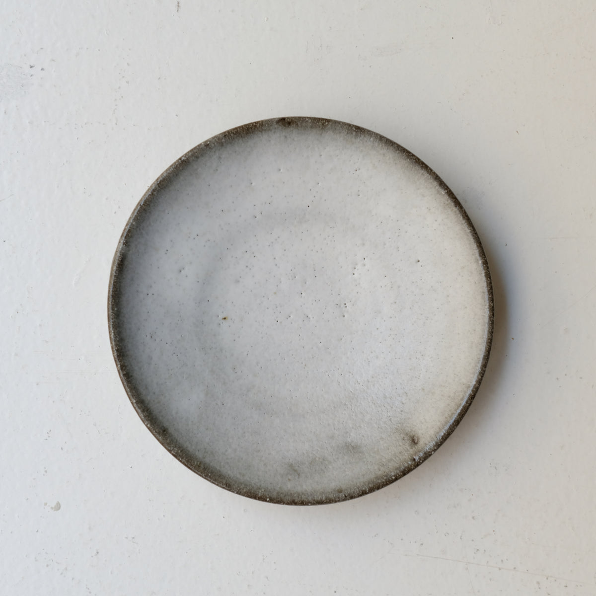 Assiette en terre du Fuilet "moon" D 15cm / Blanc de Benoit Audureau chez Brutal Ceramics