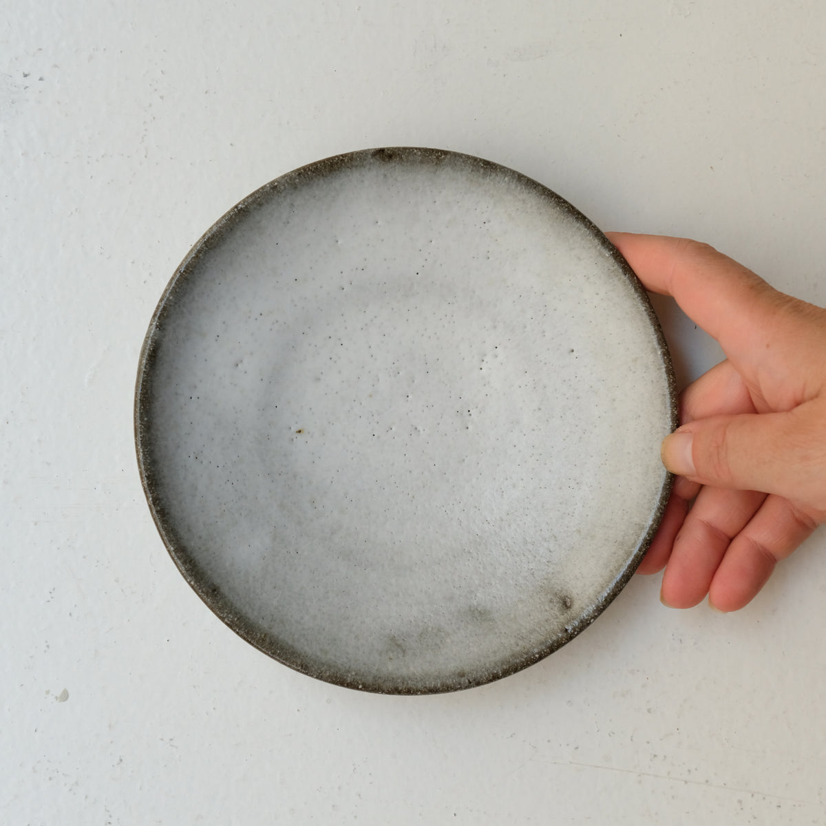Assiette en terre du Fuilet "moon" D 15cm / Blanc de Benoit Audureau chez Brutal Ceramics