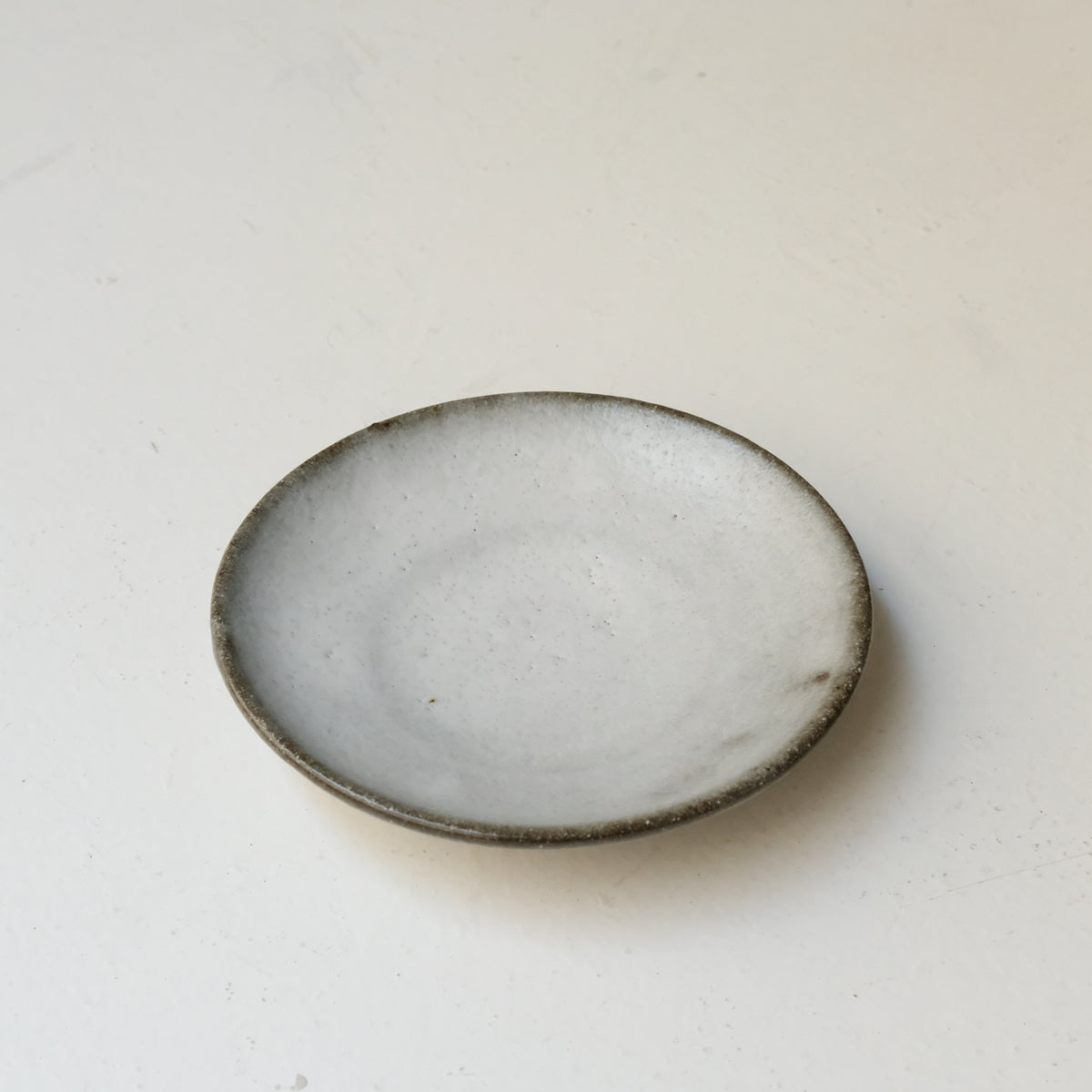 Assiette en terre du Fuilet "moon" D 15cm / Blanc de Benoit Audureau chez Brutal Ceramics