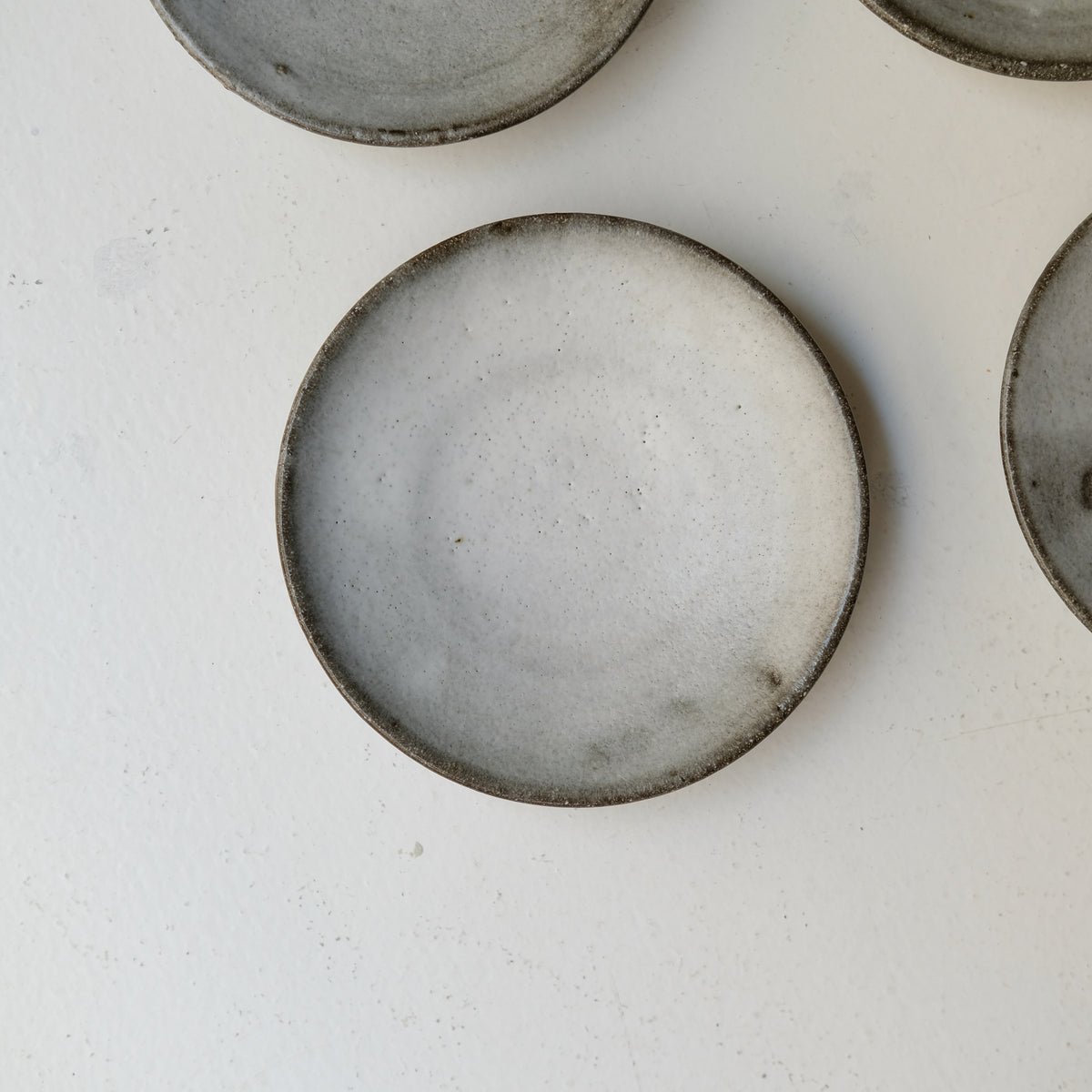 Assiette en terre du Fuilet "moon" D 15cm / Blanc de Benoit Audureau chez Brutal Ceramics