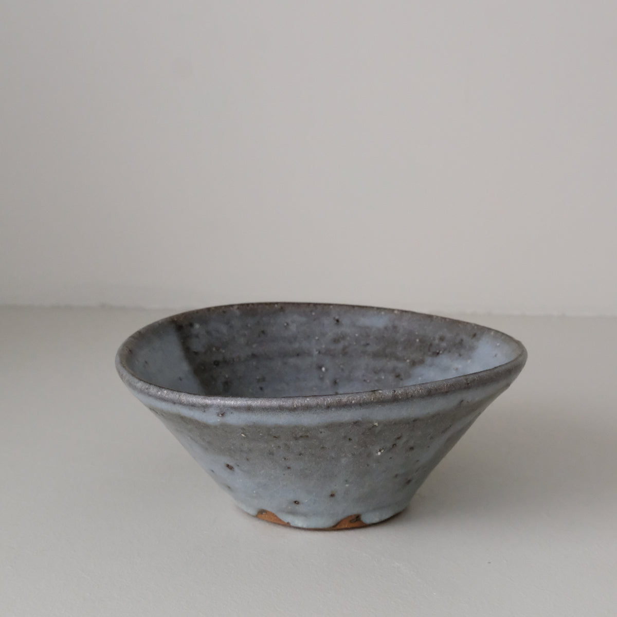 Bol conique D 17cm - Bleu gris satiné par Benoit Audureau chez Brutal Ceramics