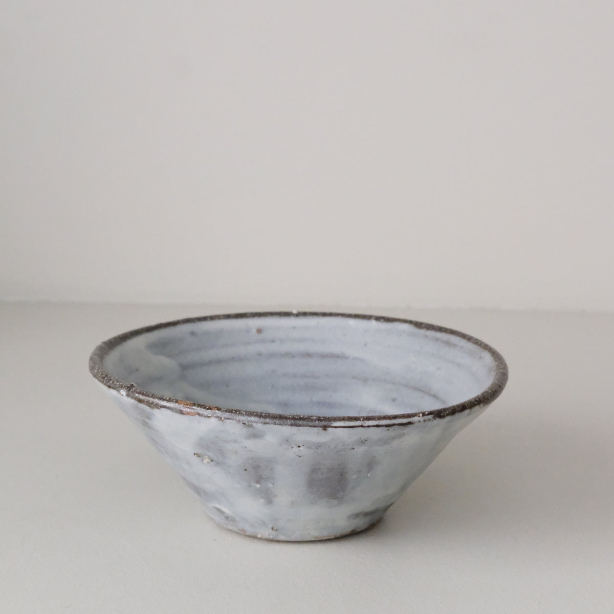 Bol conique D 17cm - Blanc gris satiné par Benoit Audureau chez Brutal Ceramics