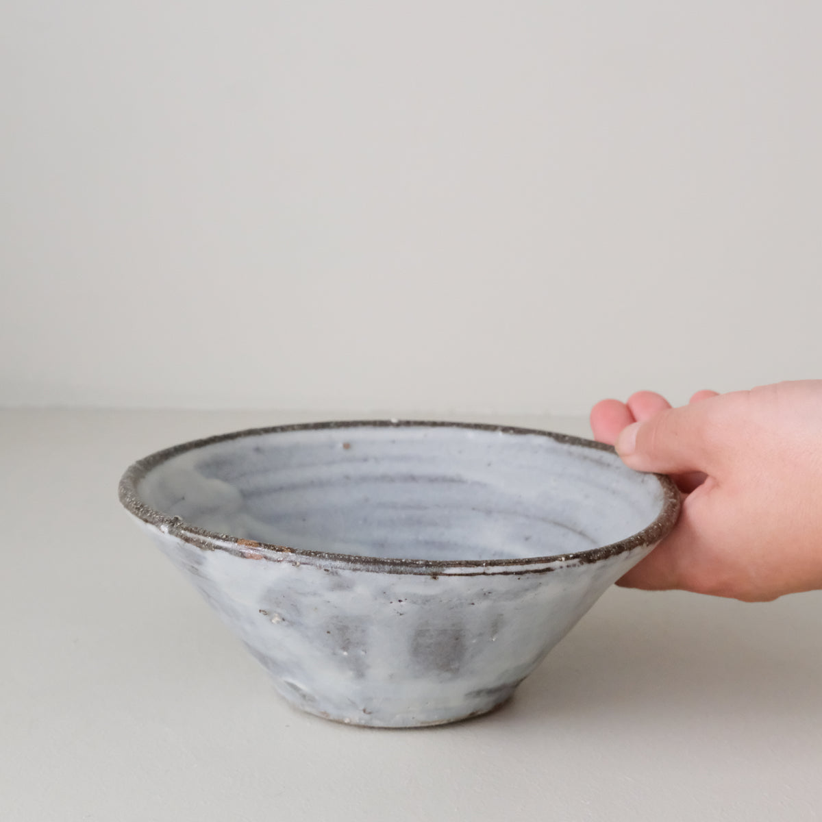 Bol conique D 17cm - Blanc gris satiné par Benoit Audureau chez Brutal Ceramics